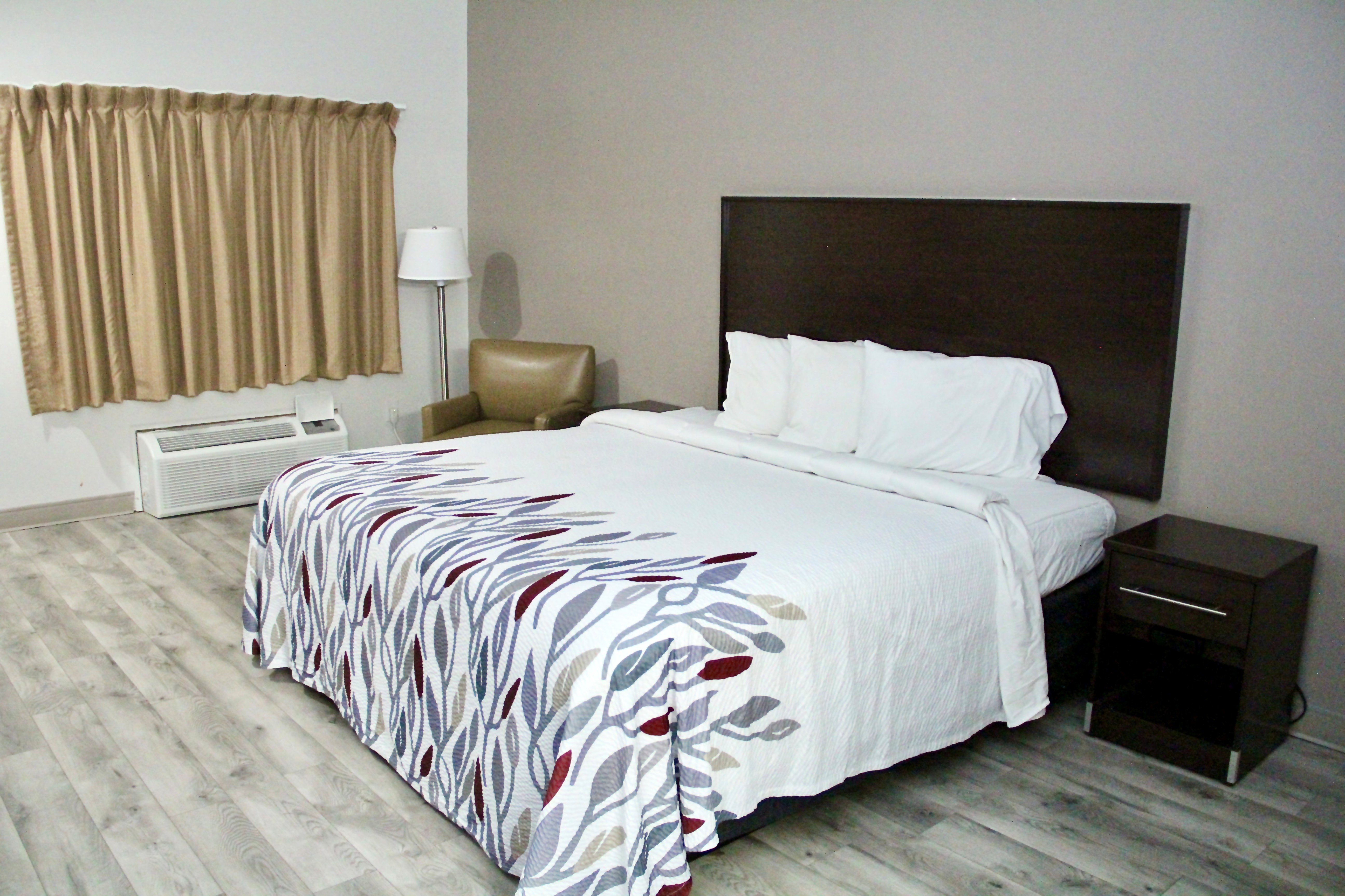 RED ROOF LAKE ORION AUBURN HILLS-guestroom-RRI NS Superior King Micro TEMP Approved NPKM.jpg