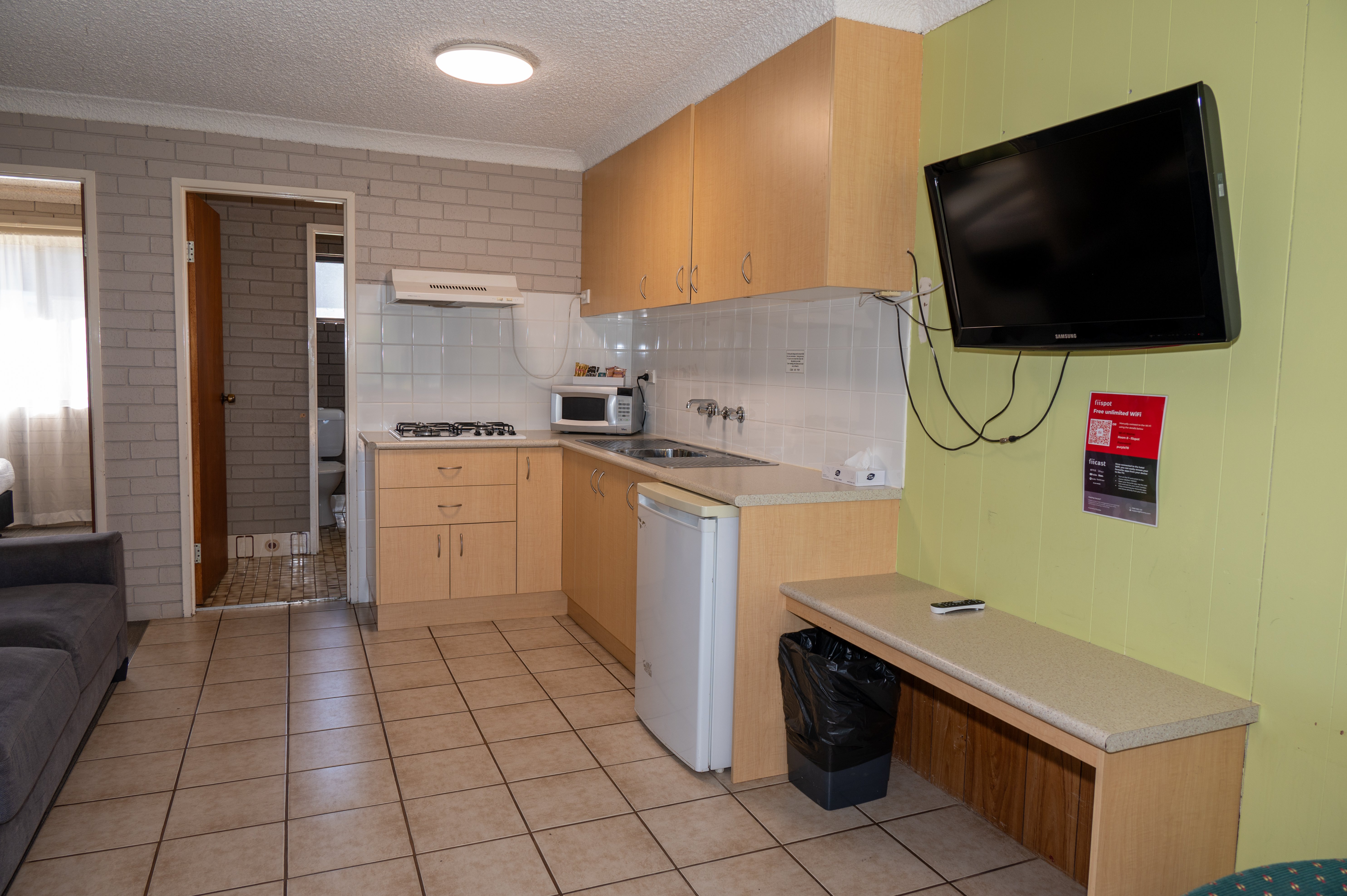 TUMUT VALLEY MOTEL-guestroom-Room Kitchen.jpg