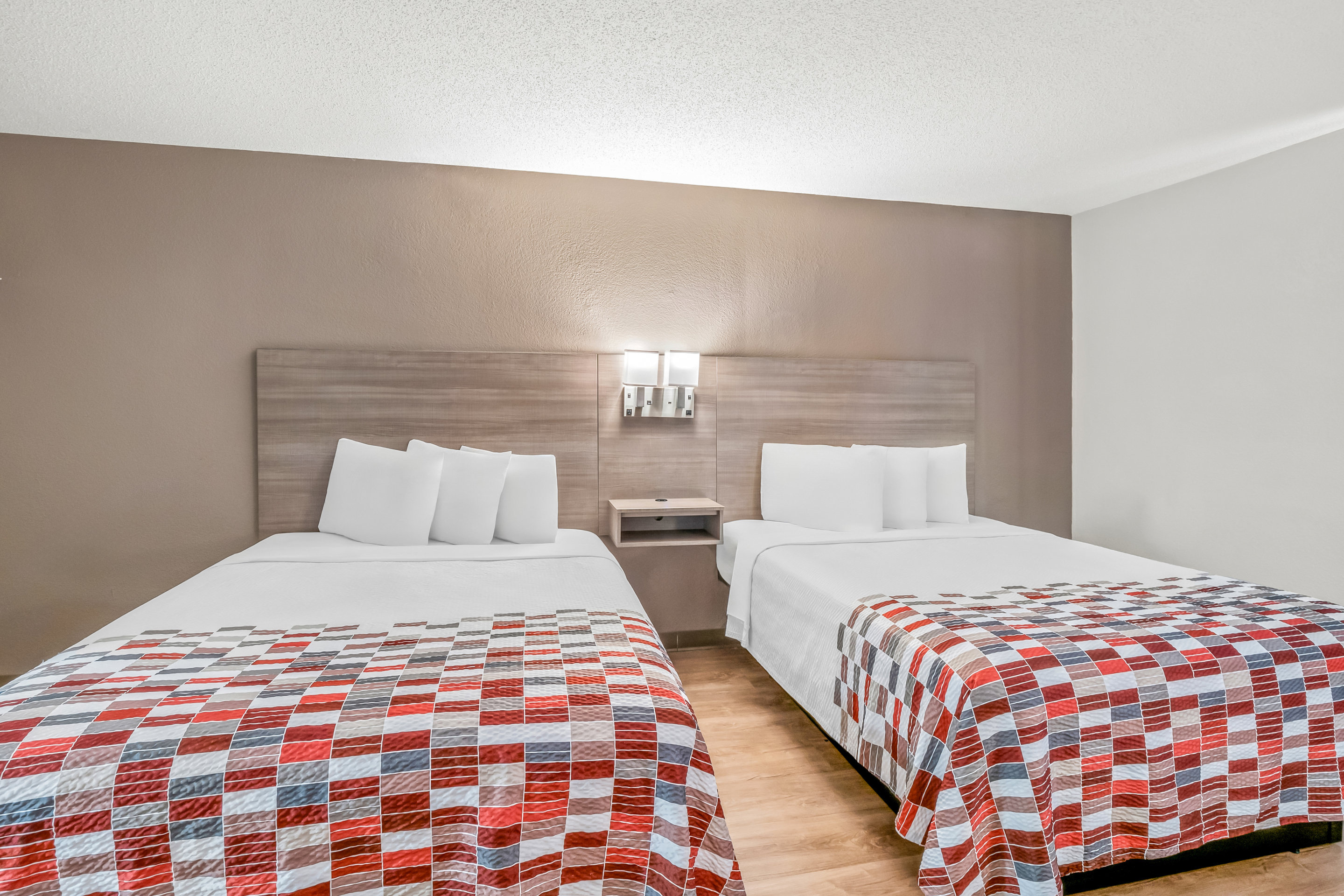 RED ROOF SOUTHFIELD-guestroom-RRI NS Deluxe Queen Micro PRO Approved NDQM.jpg