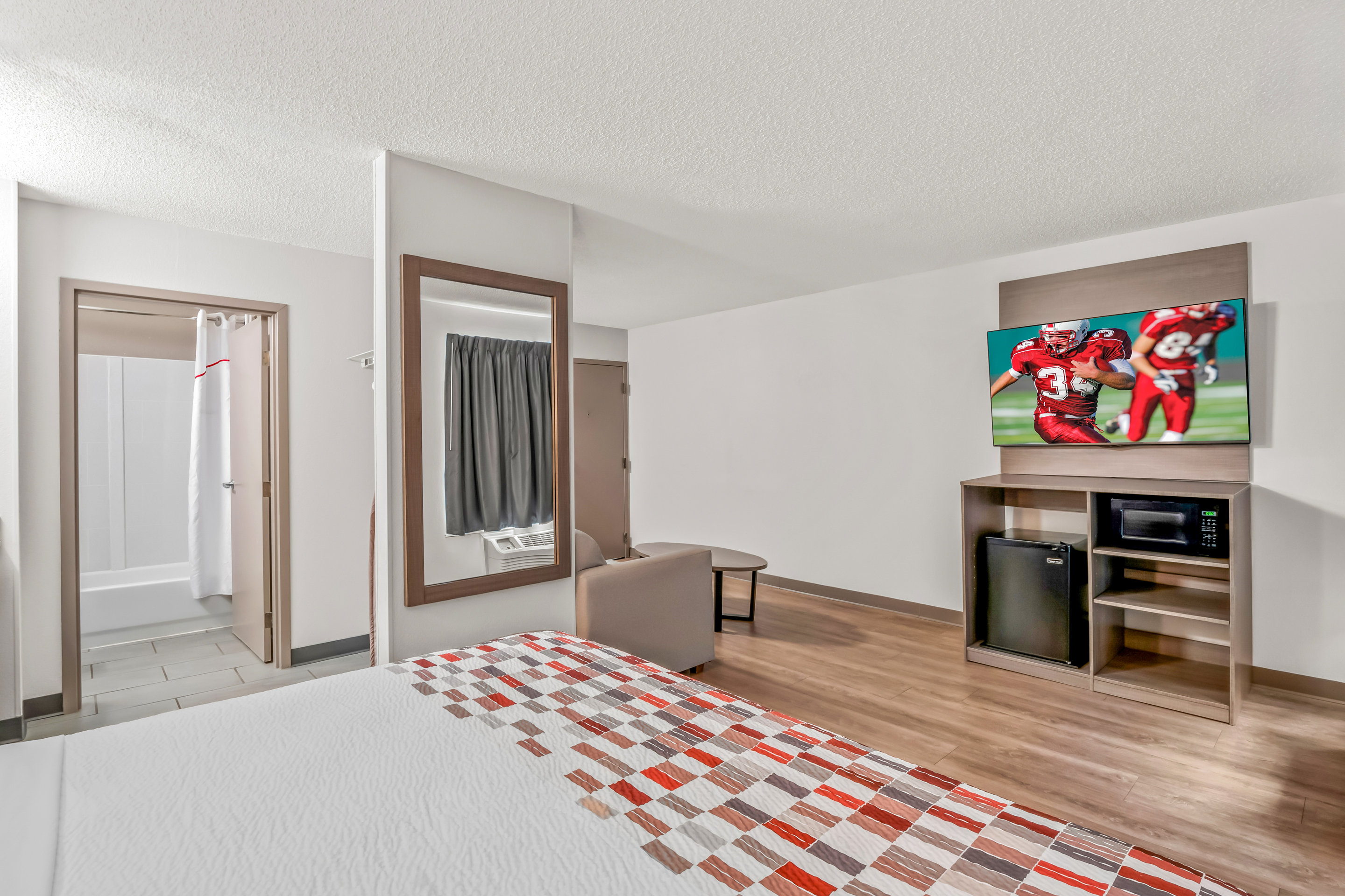 RED ROOF SOUTHFIELD-guestroom-RRI NS Suite King Micro PRO Approved NTKM.jpg