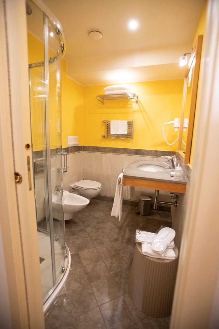 Hotel Il Principe-guestroom-Bathroom.jpg