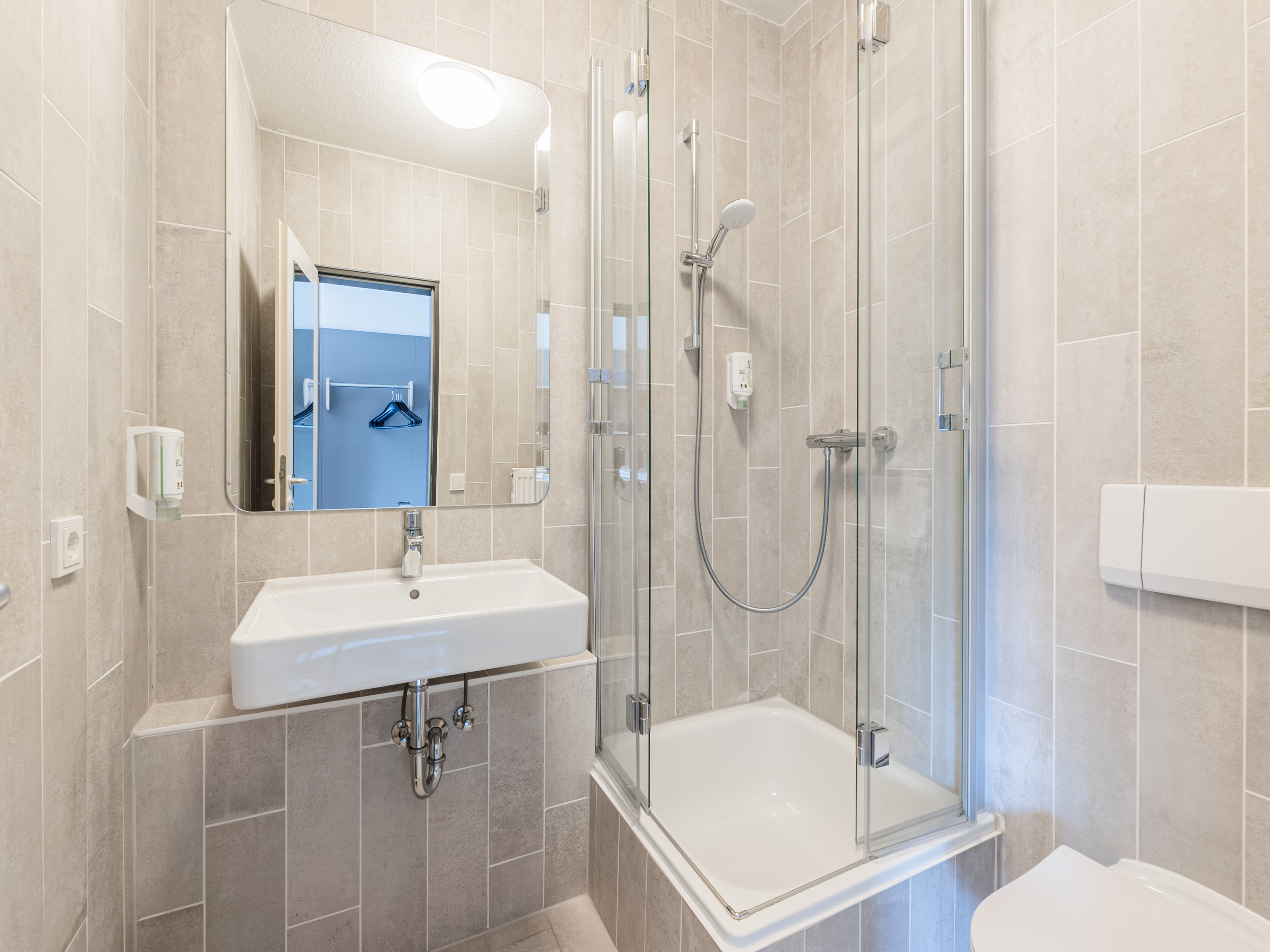 B&B HOTEL RASTATT-guestroom-Hotel B B Hotel Rastatt Bath.jpg