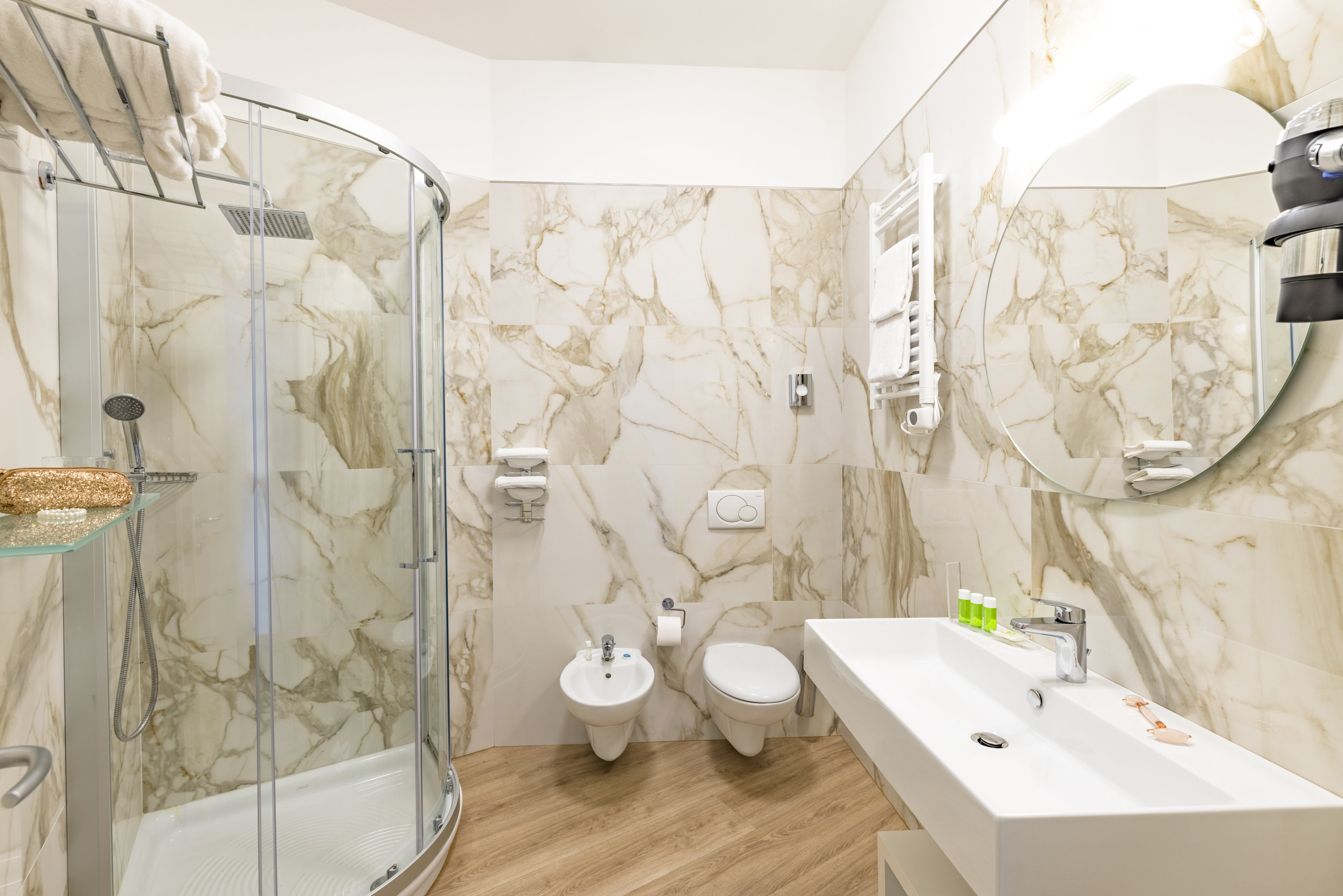 UNA Hotels Imperial Pesaro-guestroom-Zaffiro Bathroom.jpg