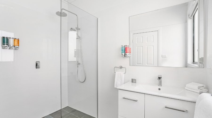 Leisure Inn Pokolbin-guestroom-Studio Queen Bathroom.jpg