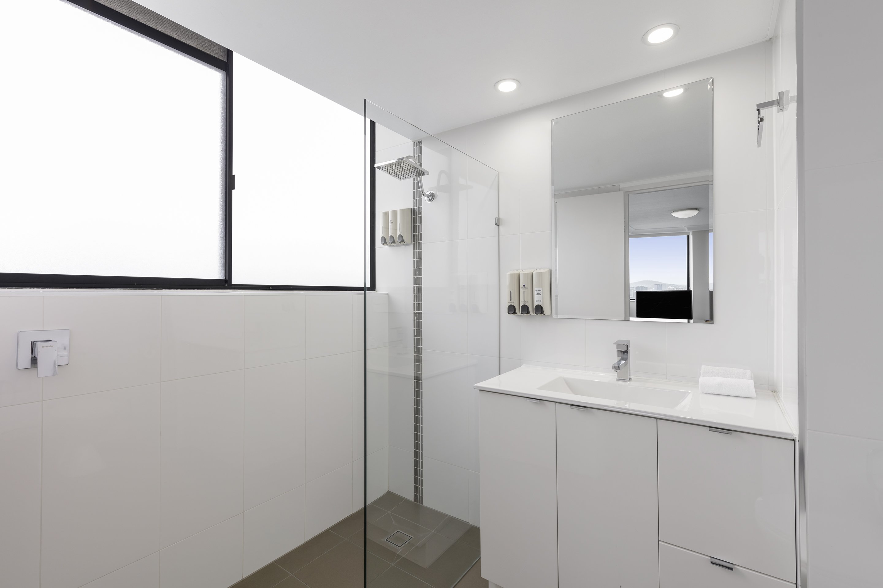 Park Regis North Quay-guestroom-Superior River View One Bedroom Apartment Bathroom.jpg