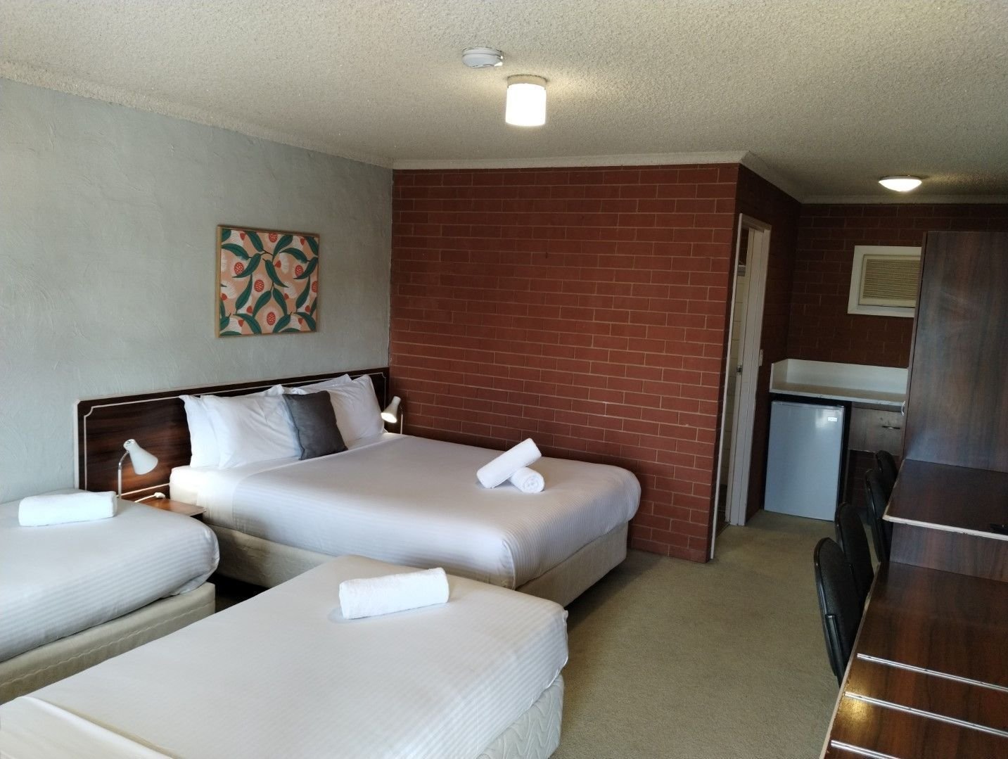 JUNCTION MOTEL WAGGA-guestroom-Family Room for 4.jpg