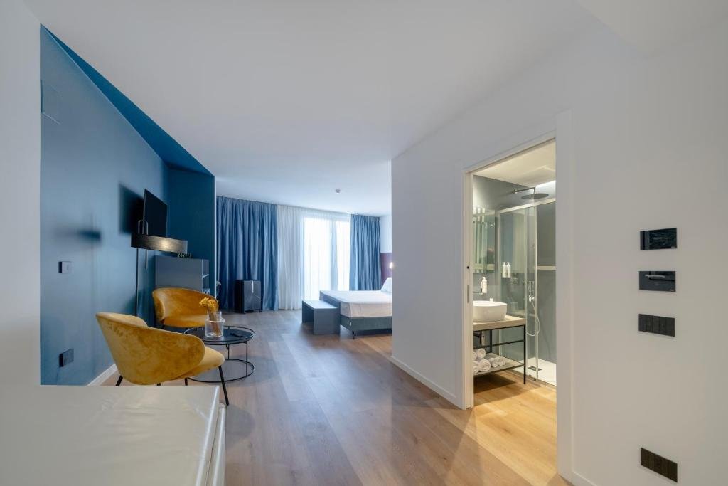 BISCARDI HOTEL - BARI-guestroom-GUEST ROOM.jpg