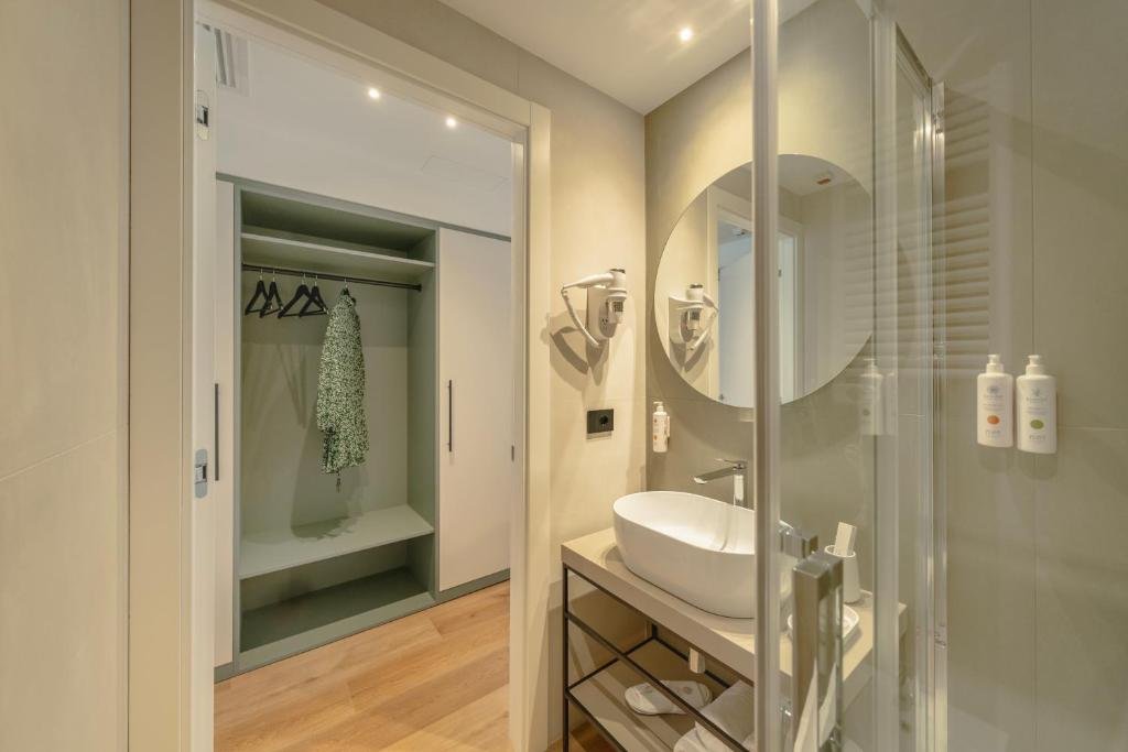 BISCARDI HOTEL - BARI-guestroom-BATH.jpg