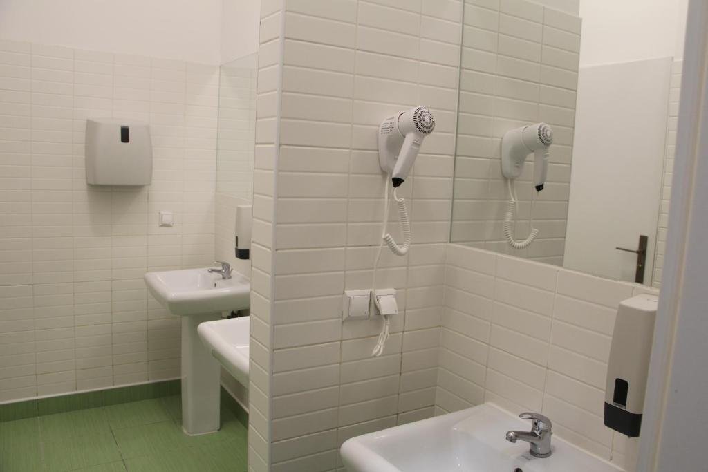 LORF HOSTEL&COFFEE-guestroom-BATH.jpg