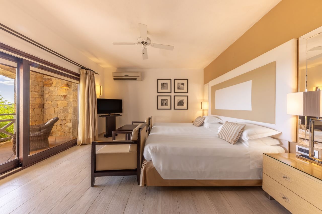 Hotel and Spa Des Pecheurs-guestroom-Privilege - Bedroom.jpg