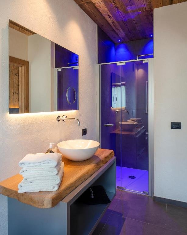 ALPOTEL DOLOMITEN-guestroom-Bath.jpg