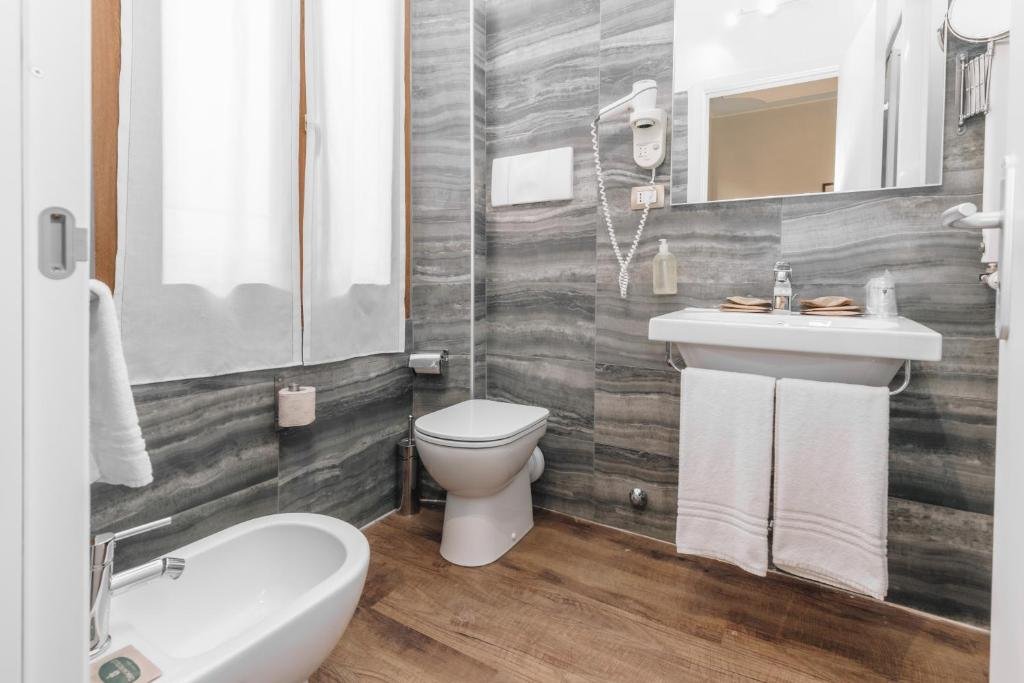 CITY HOTEL ASTORIA-guestroom-Bath.jpg