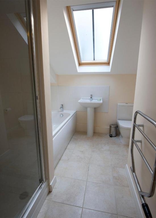 DREAMHOUSE MANCHESTER CITY WEST-guestroom-Bath.jpg