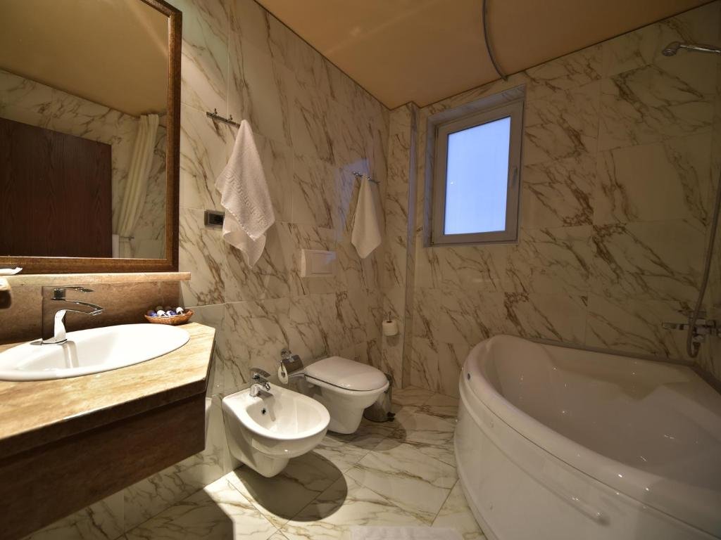 DORO CITY HOTEL TIRANA-guestroom-BATH.jpg
