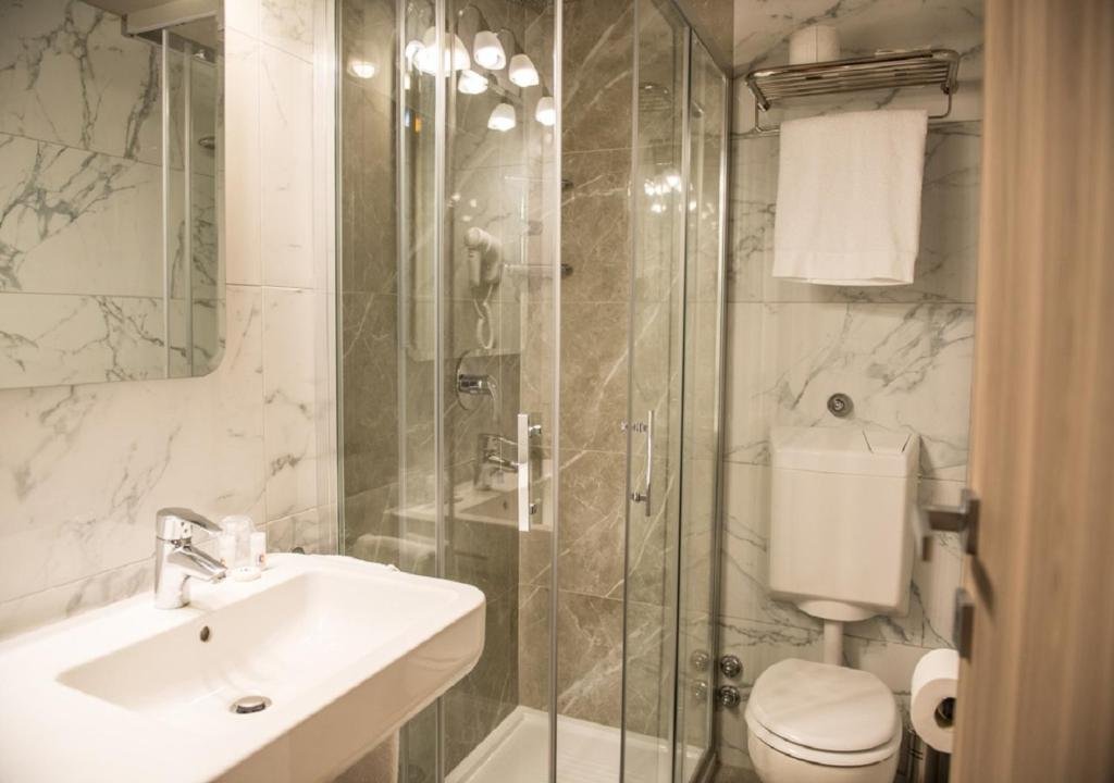 CARDANO HOTEL MALPENSA-guestroom-Bath.jpg