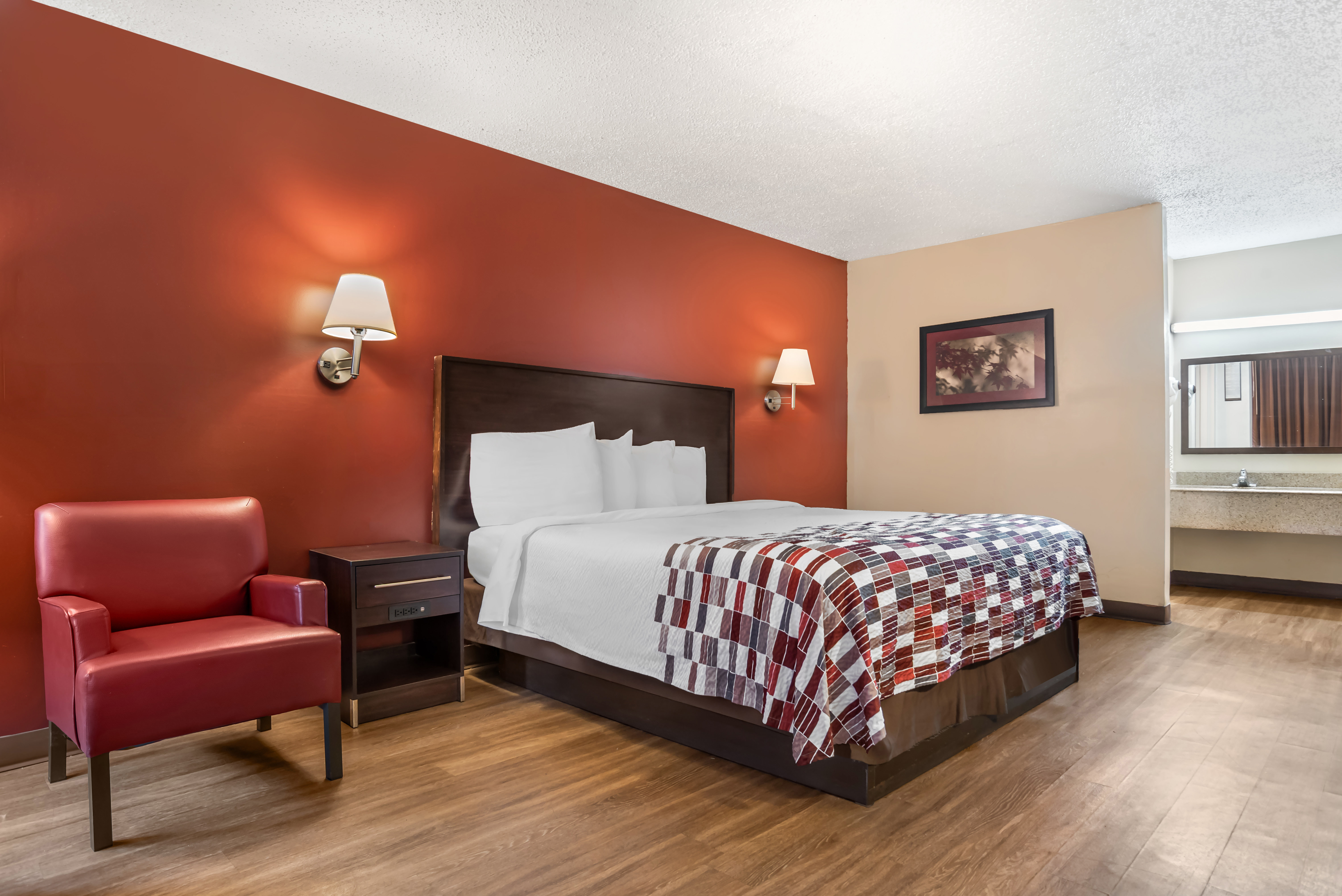RED ROOF MONTGOMERY-MIDTOWN-guestroom-RRI NS Deluxe King Micro PRO Approved NDKM.jpg