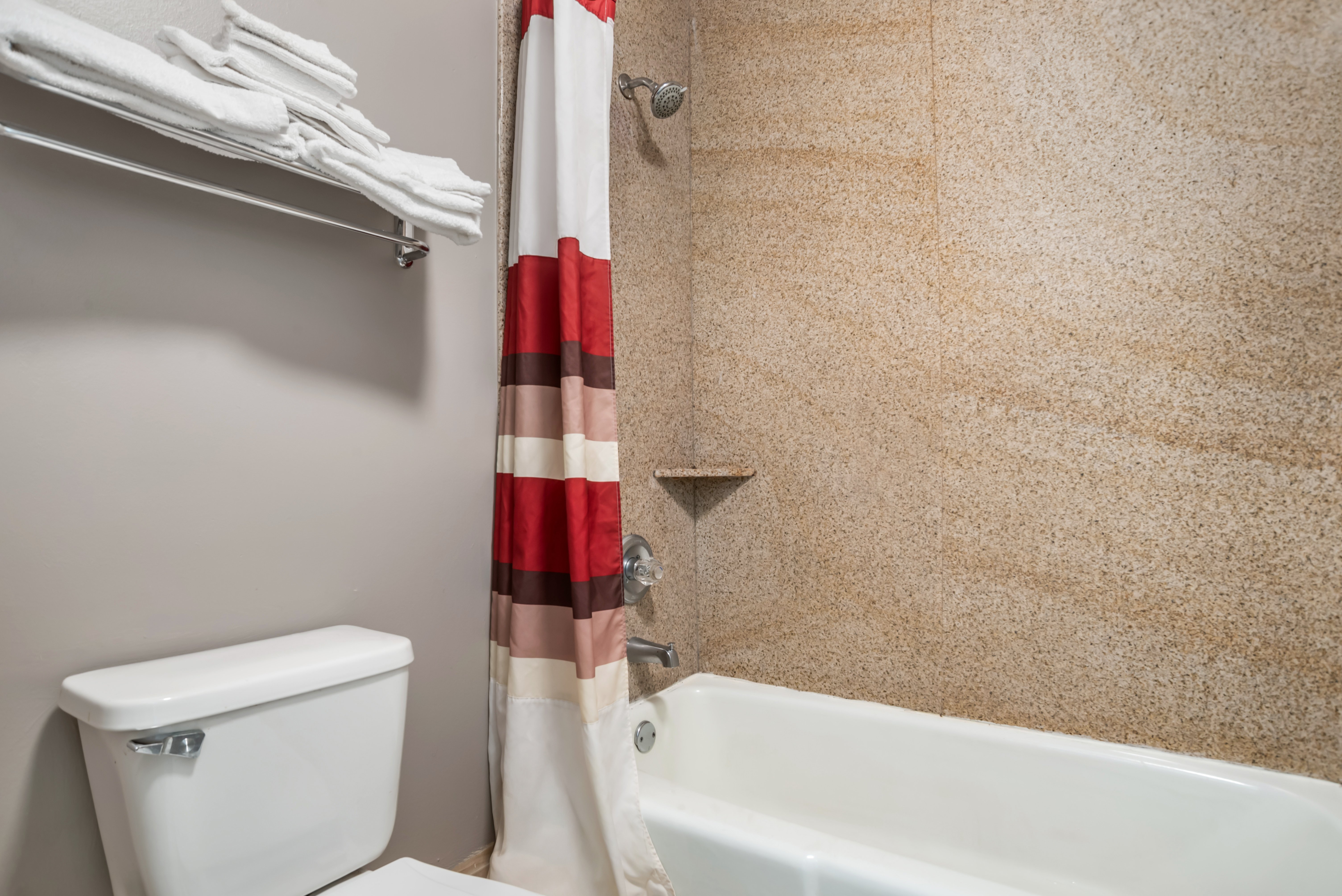 RED ROOF MONTGOMERY-MIDTOWN-guestroom-RRI Bathroom PRO Approved.jpg