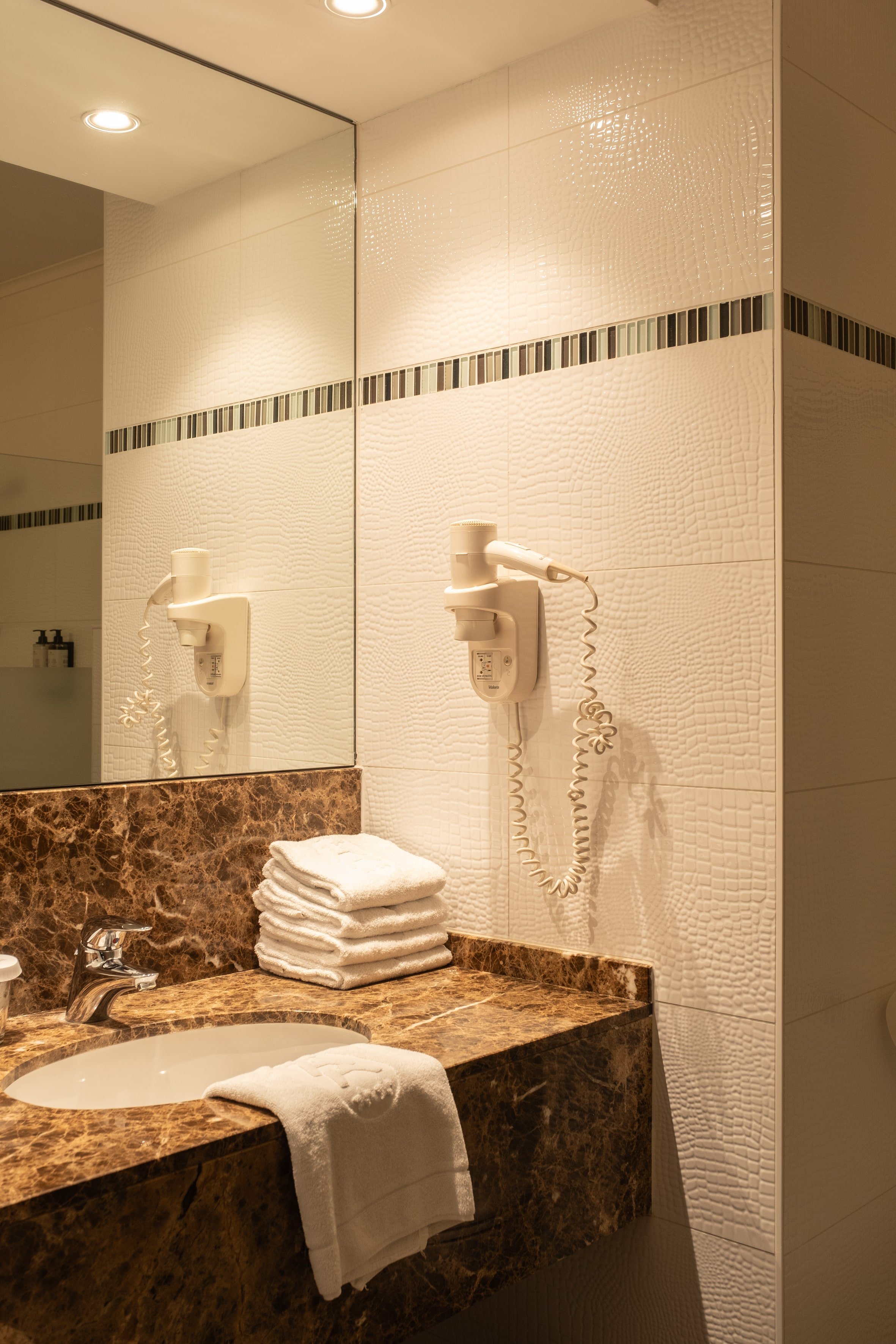 TOP CCL HYLLIT ANTWERP CITY CENTRE-guestroom-Standard Executive bathroom - TOP CCL Hyllit Hotel Antwerp.jpg