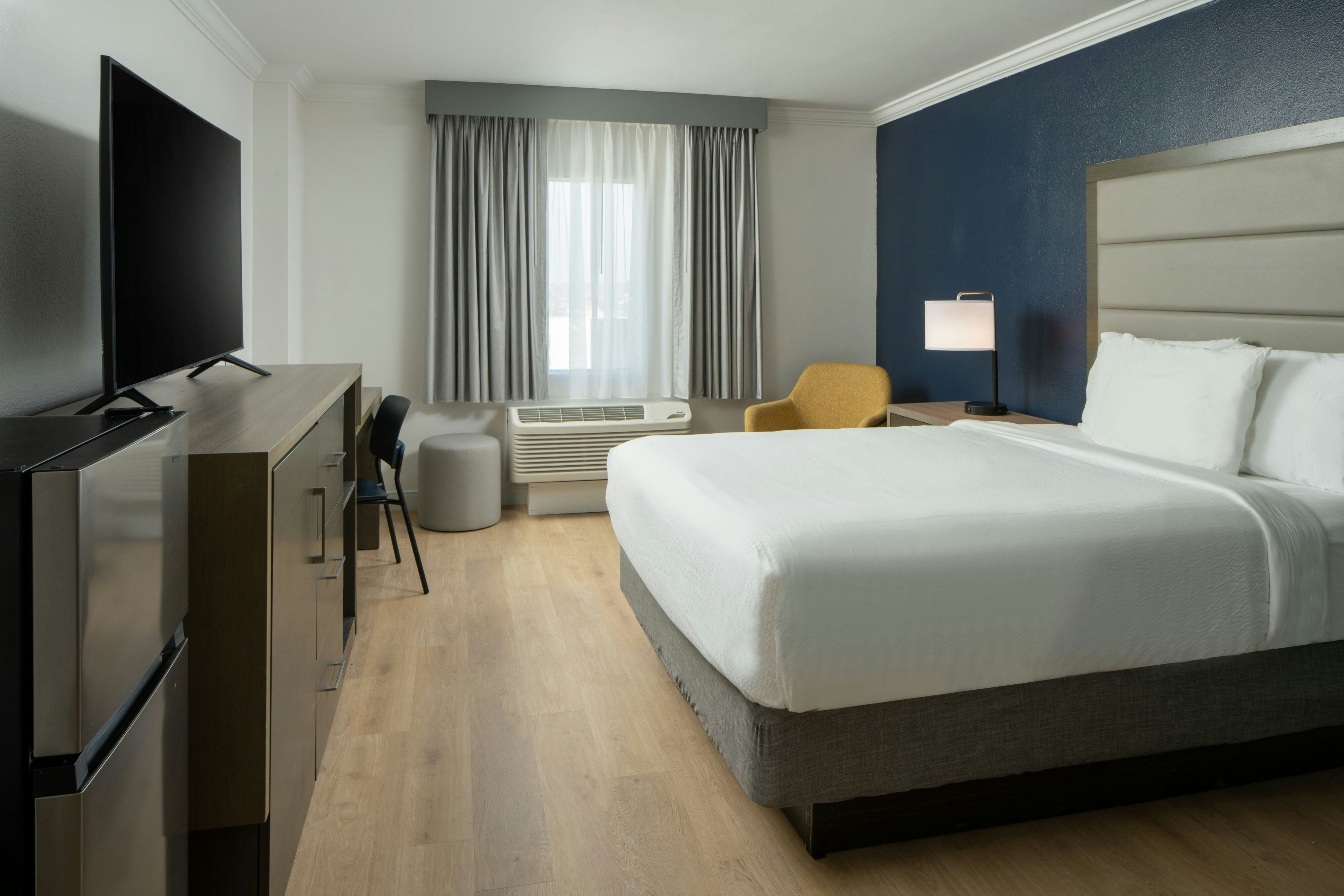 City Express by Marriott New Orleans I 10-guestroom-King Bed.jpg