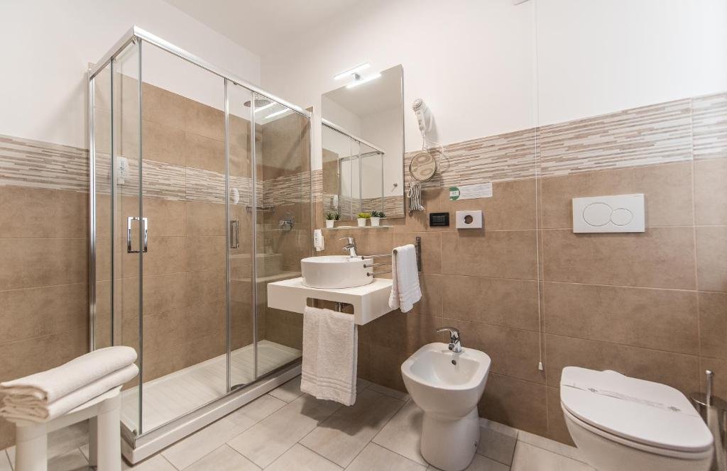 HOTEL GRAN TORINO-guestroom-bathroom.jpg
