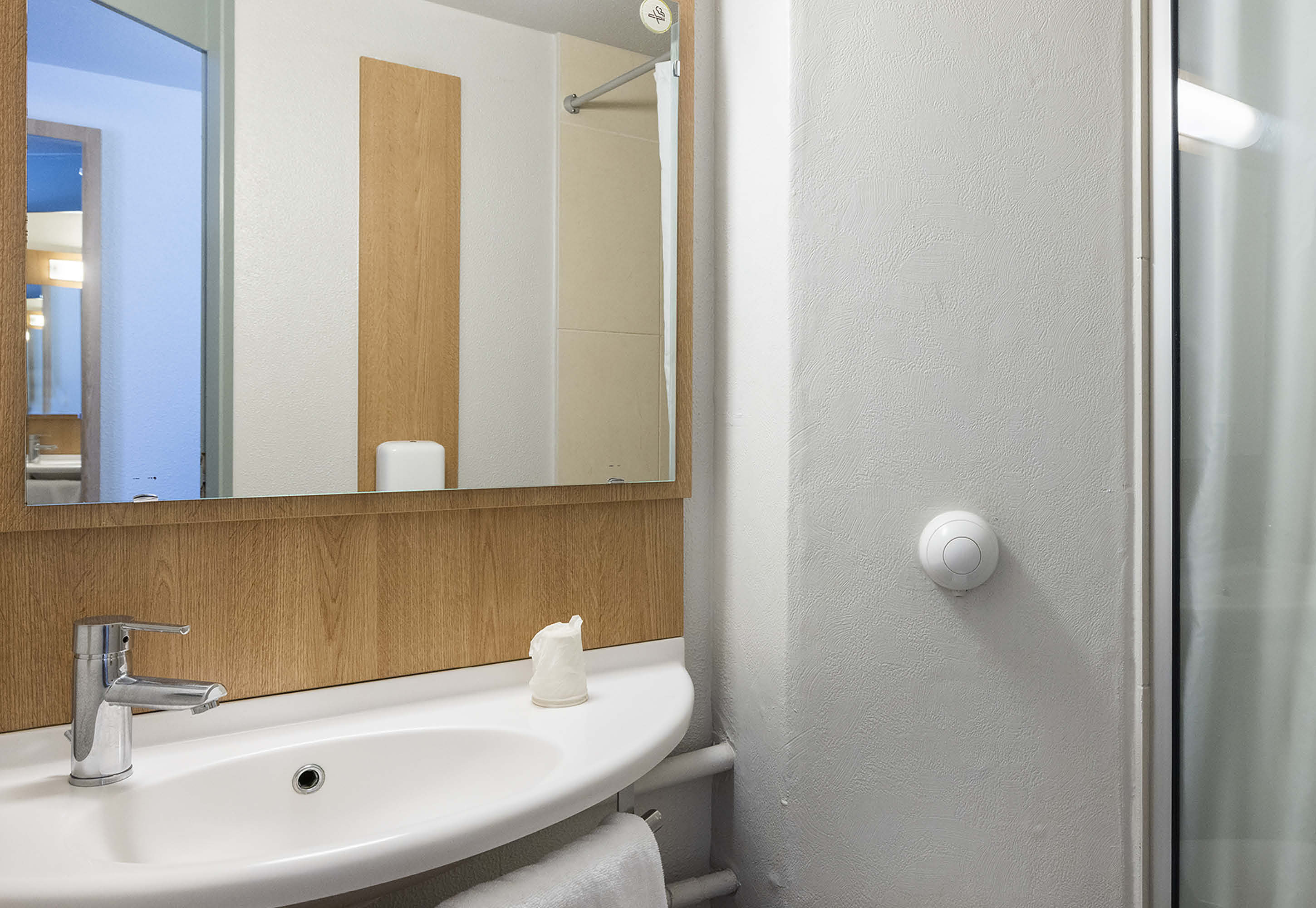 B&B HOTEL PERPIGNAN NORD AEROPORT-guestroom-Hotel Perpignan Nord Aeroport Bathroom.jpg