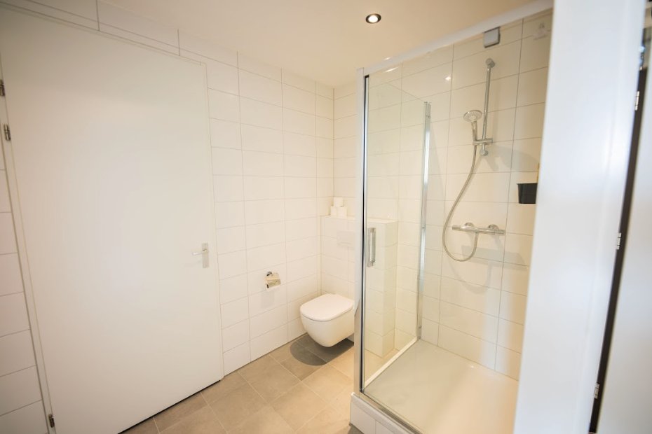 Prins Hendrikkade-guestroom-Cozy Studio Bathroom.jpg