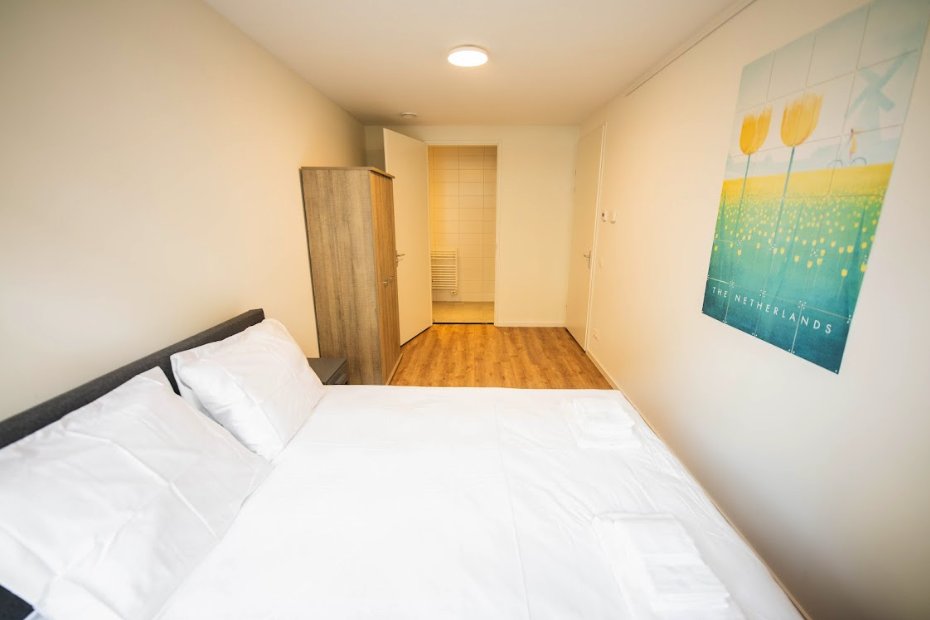 Prins Hendrikkade-guestroom-Elegant Scape Bedroom.jpg