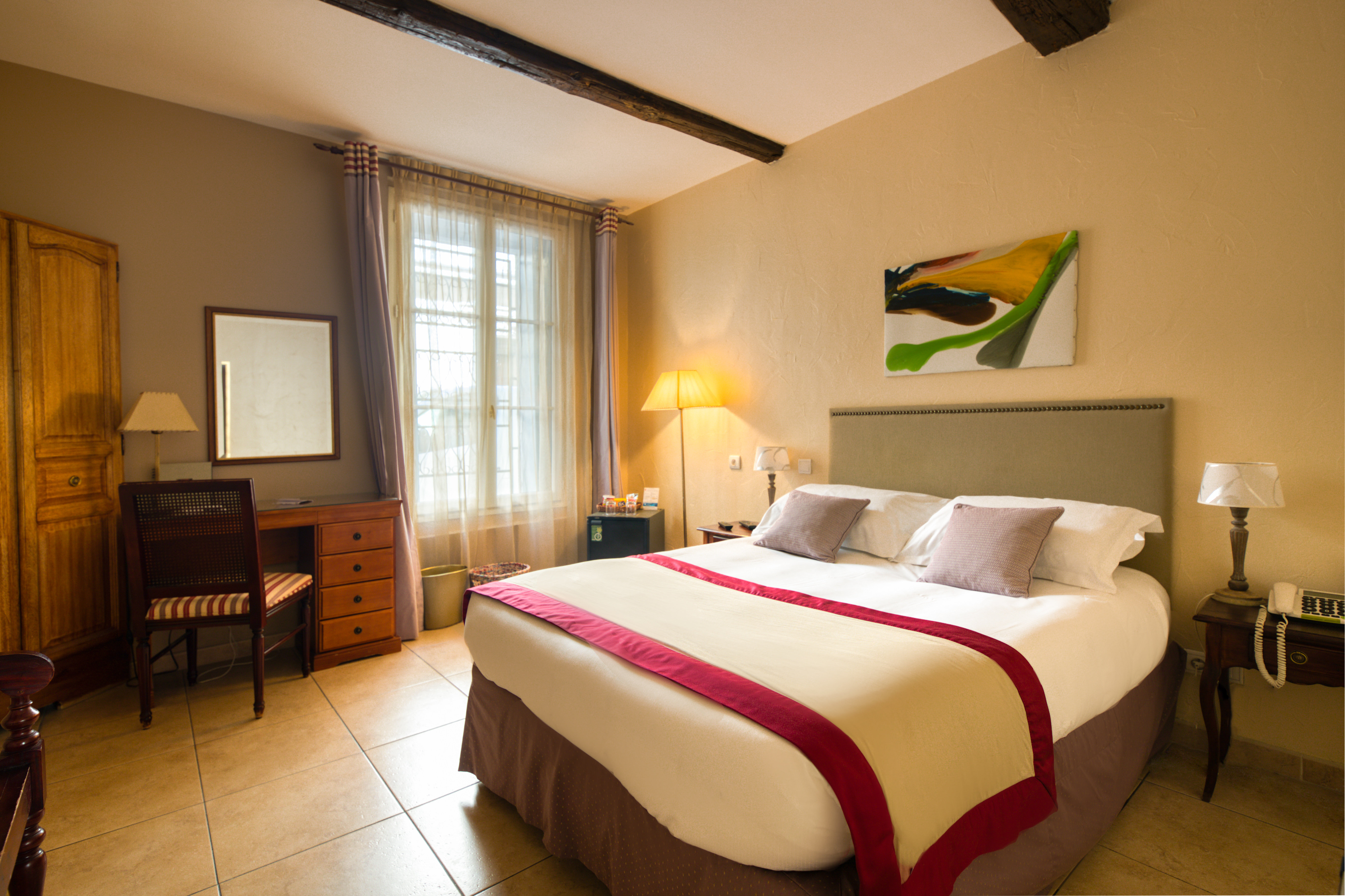 HOTEL D'ARAGON-guestroom-Double Classique Douche Vue sur Rue (PMR).jpg