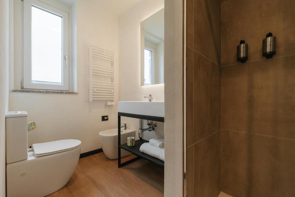 ASPIO HOTEL&BAKERY-guestroom-Bath.jpg