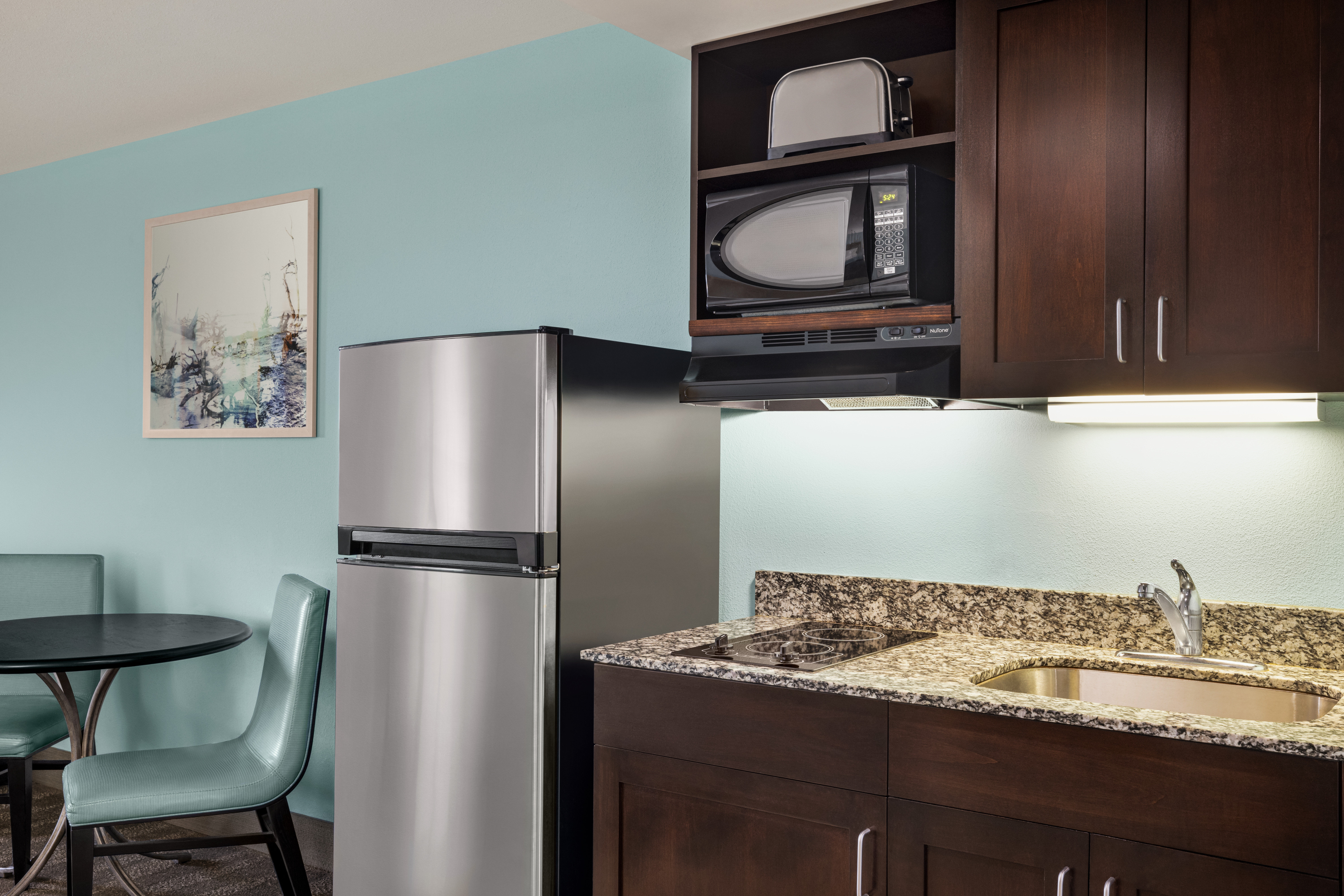 HOLIDAY INN RESORT JEKYLL ISLA BY I-guestroom-Prepare delicious meals and snacks in the convenient kitchenette.jpg