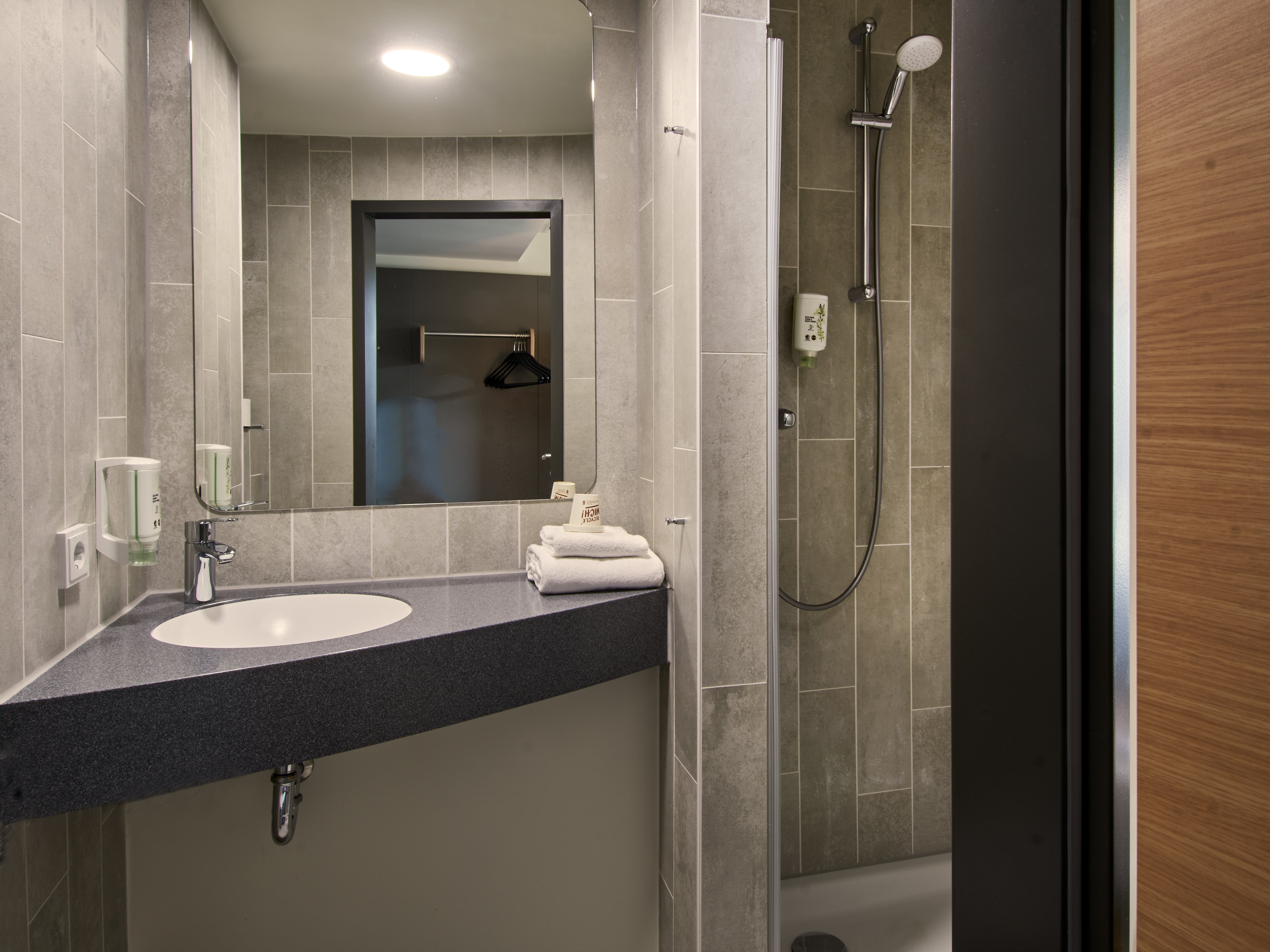B&B HOTEL BAD HOMBURG-guestroom-Hotel Bad Homburg Comfort Bathroom.jpg