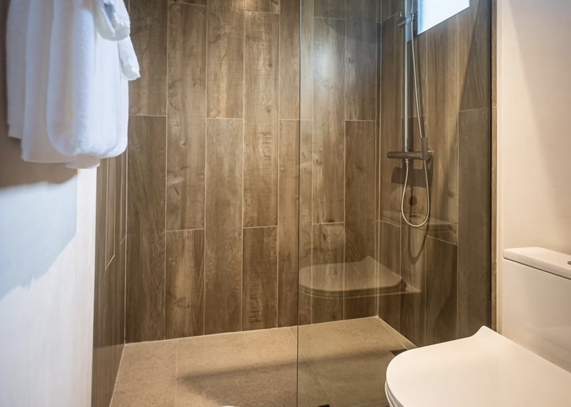 Hotel Lia-guestroom-Surfer Studio Bathroom.jpg