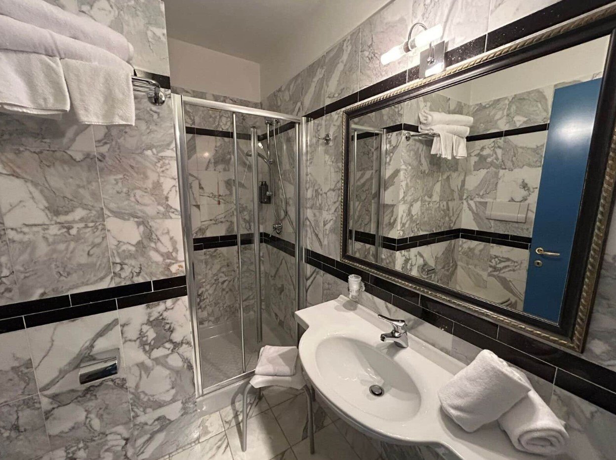 B&B HOTEL BERGAMO EXECUTIVE-guestroom-Bathroom.jpg
