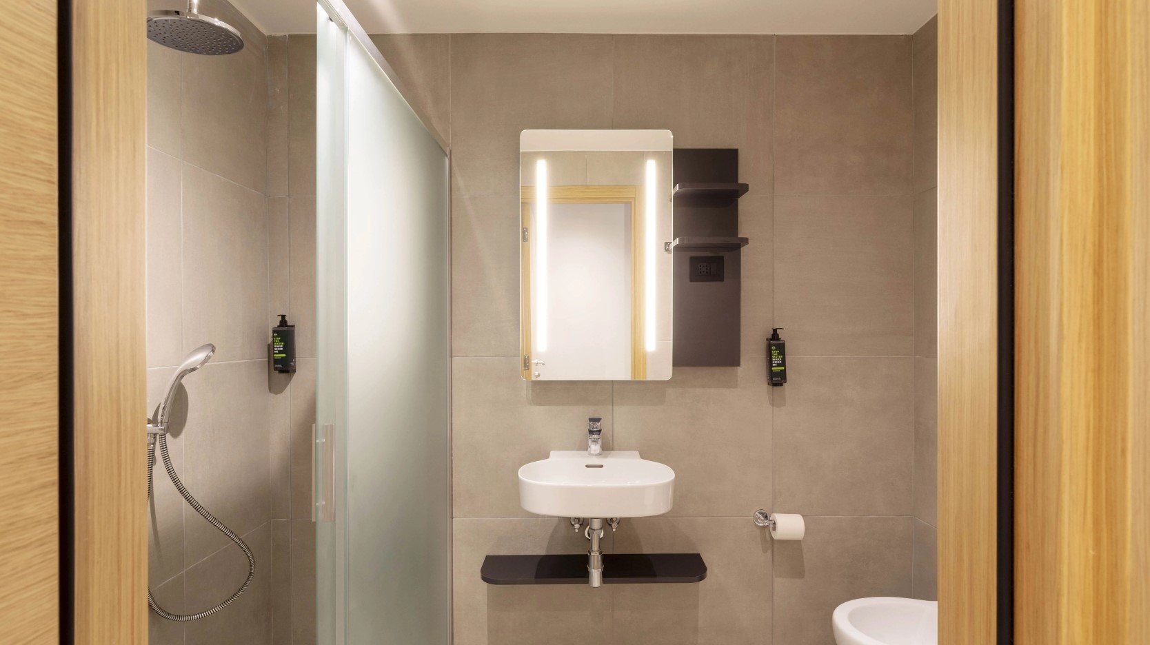 B&B HOTEL COMO BARADELLO-guestroom-BATH.jpg