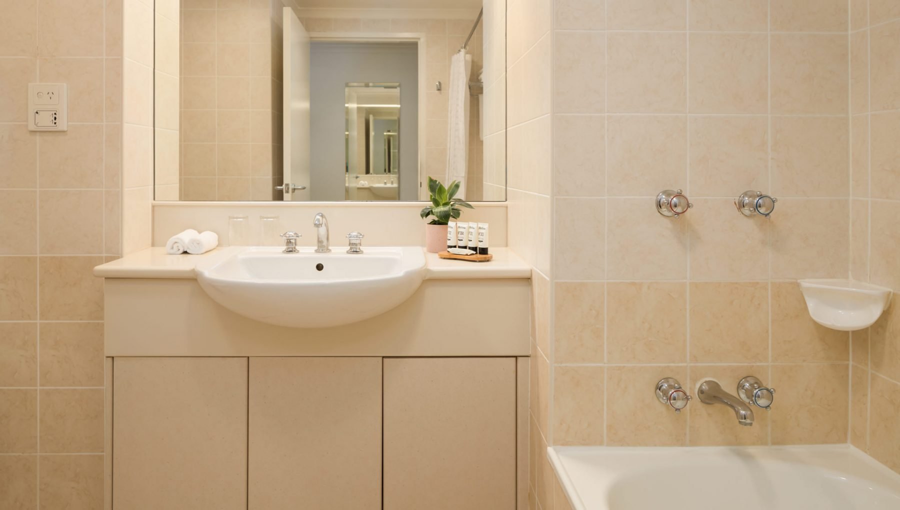 VISY DIOR-guestroom-King Spa Room Bathroom.jpg