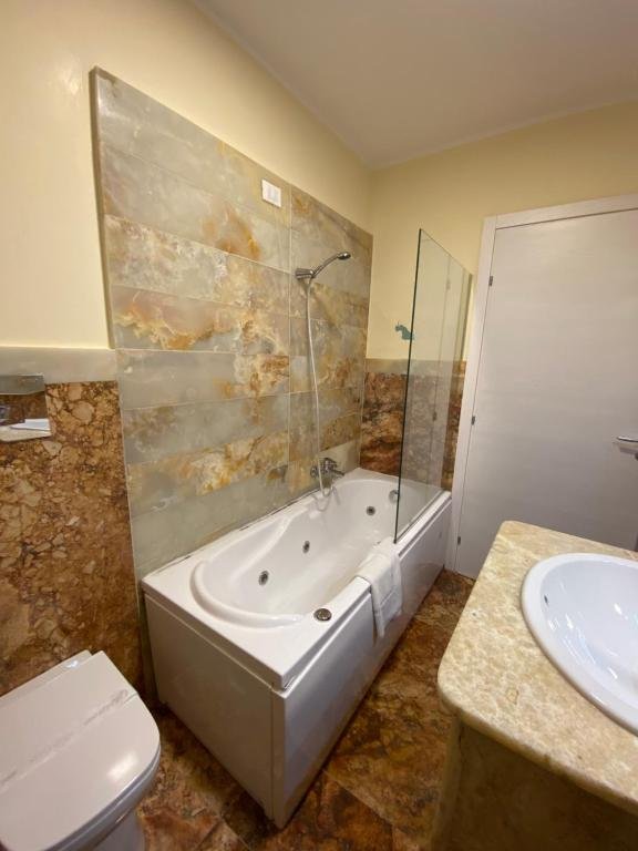 HOTEL 55 AIRA-guestroom-BATHTUB.jpg