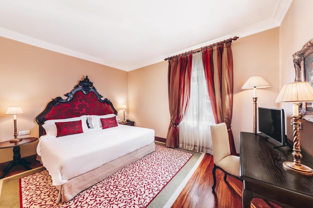 CONVENTO DO ESPINHEIRO HISTORIC HOT-guestroom-D26026 Guest Room.jpg