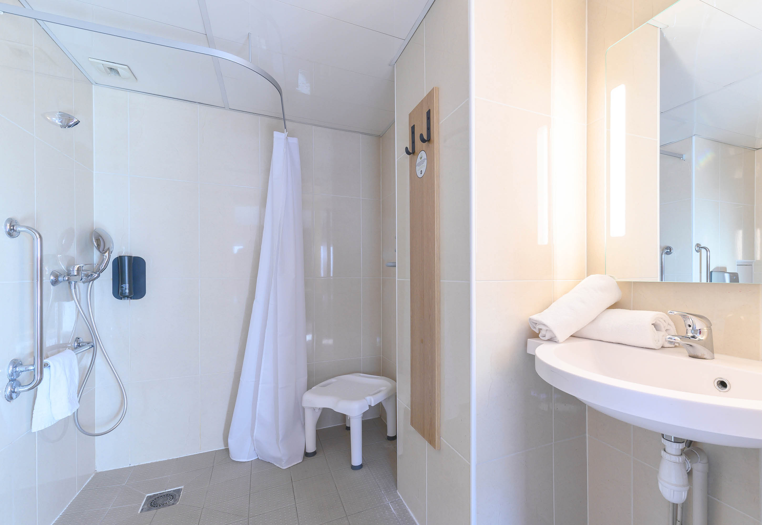 B&B HOTEL NIMES CENTRE ARENES-guestroom-Hotel Nimes Centre Arenes Accessible Bathroom.jpg