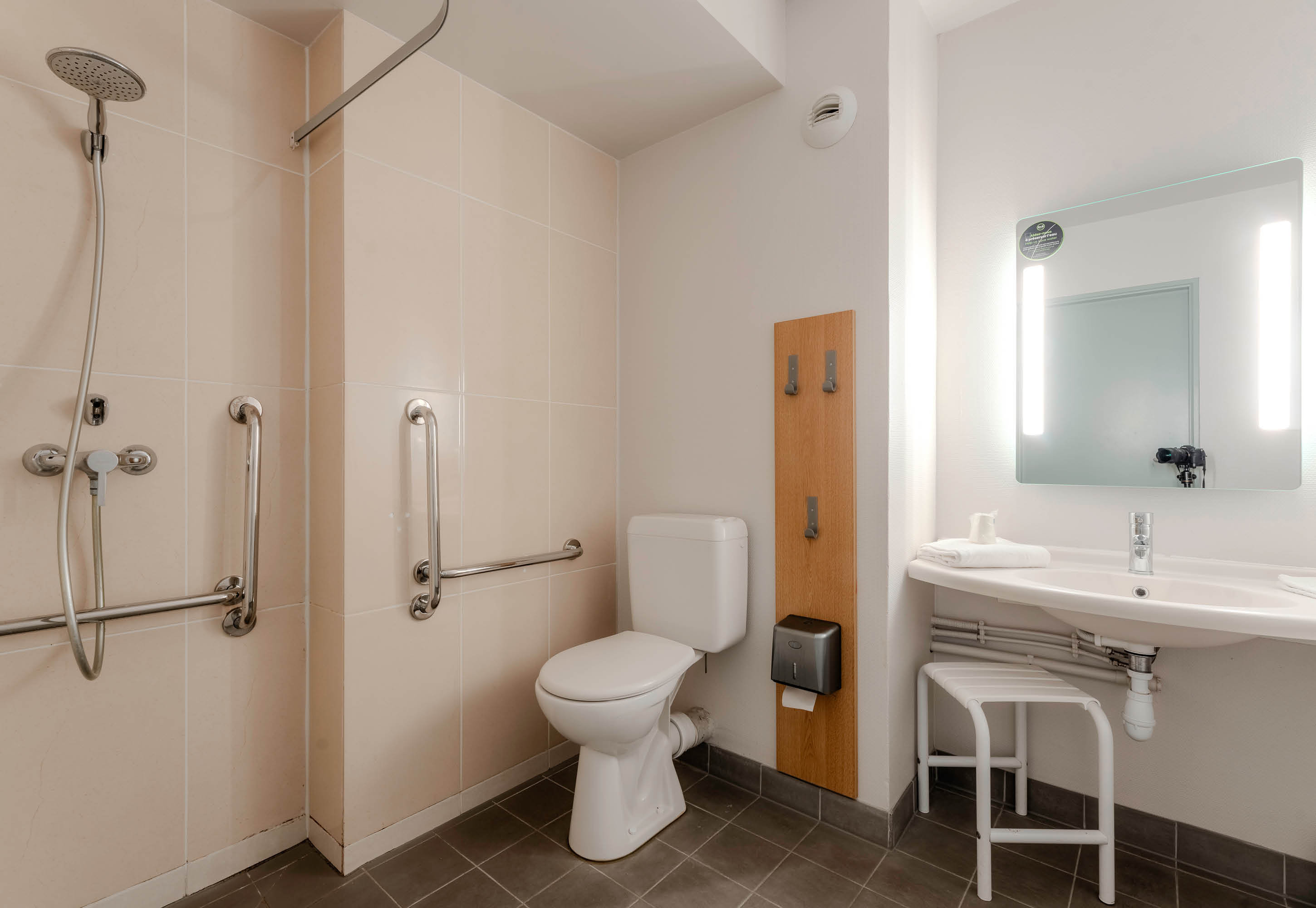 B&B HOTEL ARRAS-guestroom-Hotel Arras Accessible Bathroom.jpg