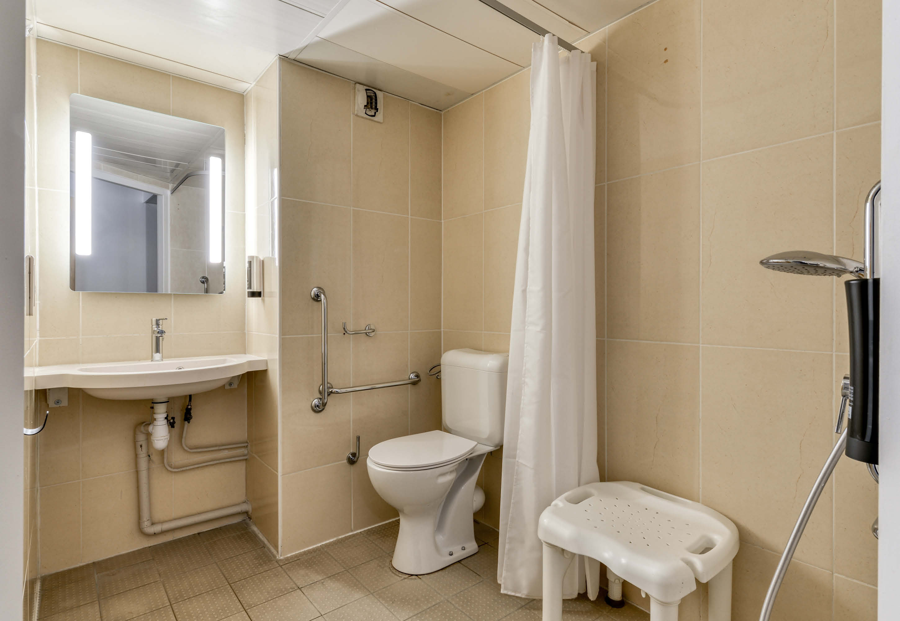 B&B HOTEL BEZIERS - VILLENEUVE LES-guestroom-Hotel Beziers Accessible Bathroom.jpg