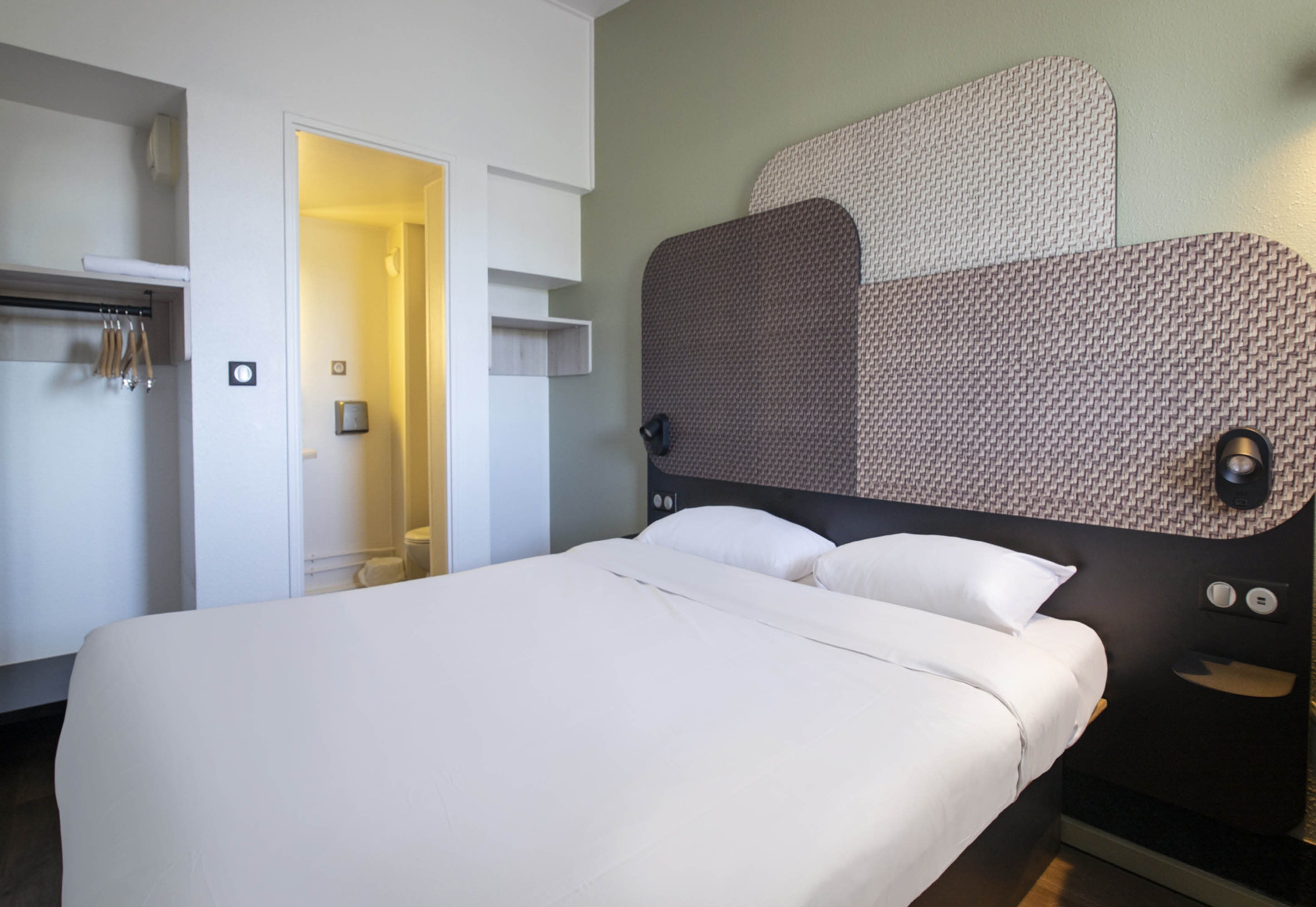 B&B HOTEL AVIGNON 1 - LE PONTET-guestroom-Guest Room.jpg