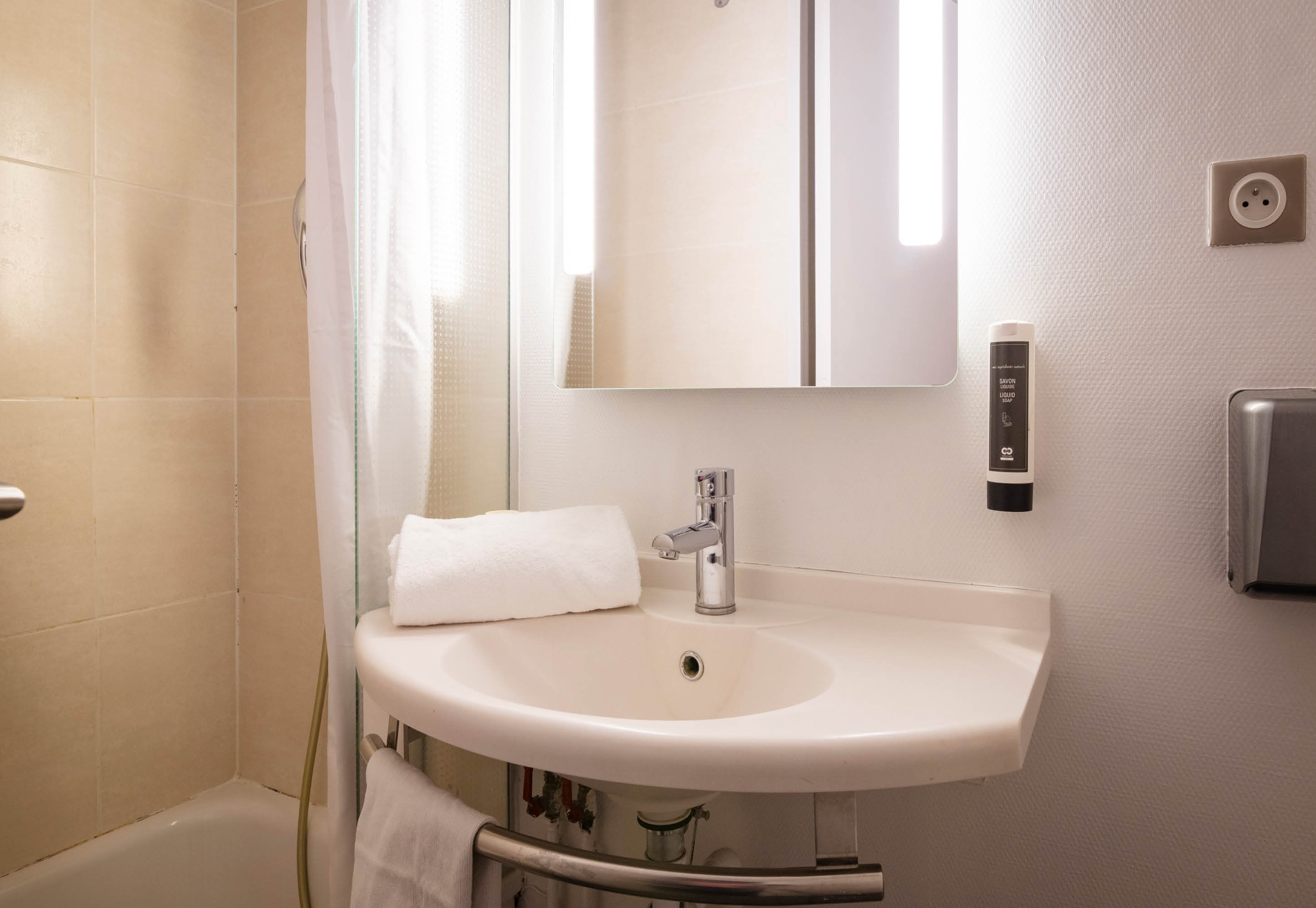B&B HOTEL AVIGNON 1 - LE PONTET-guestroom-Hotel Avignon Bathroom.jpg