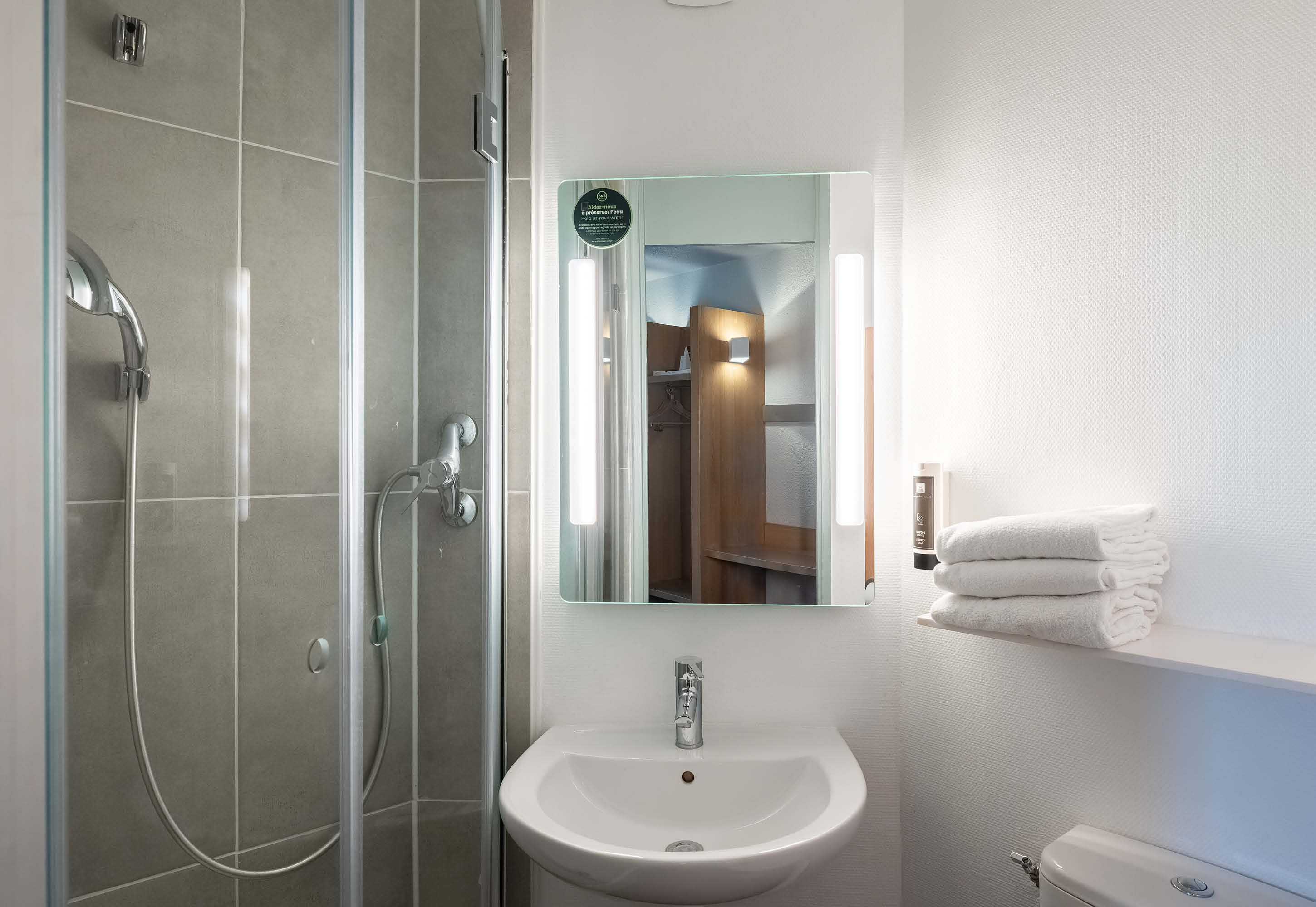 B&B HOTEL LILLE LEZENNES STADE PIER-guestroom-Hotel Lille Lezennes Bathroom.jpg