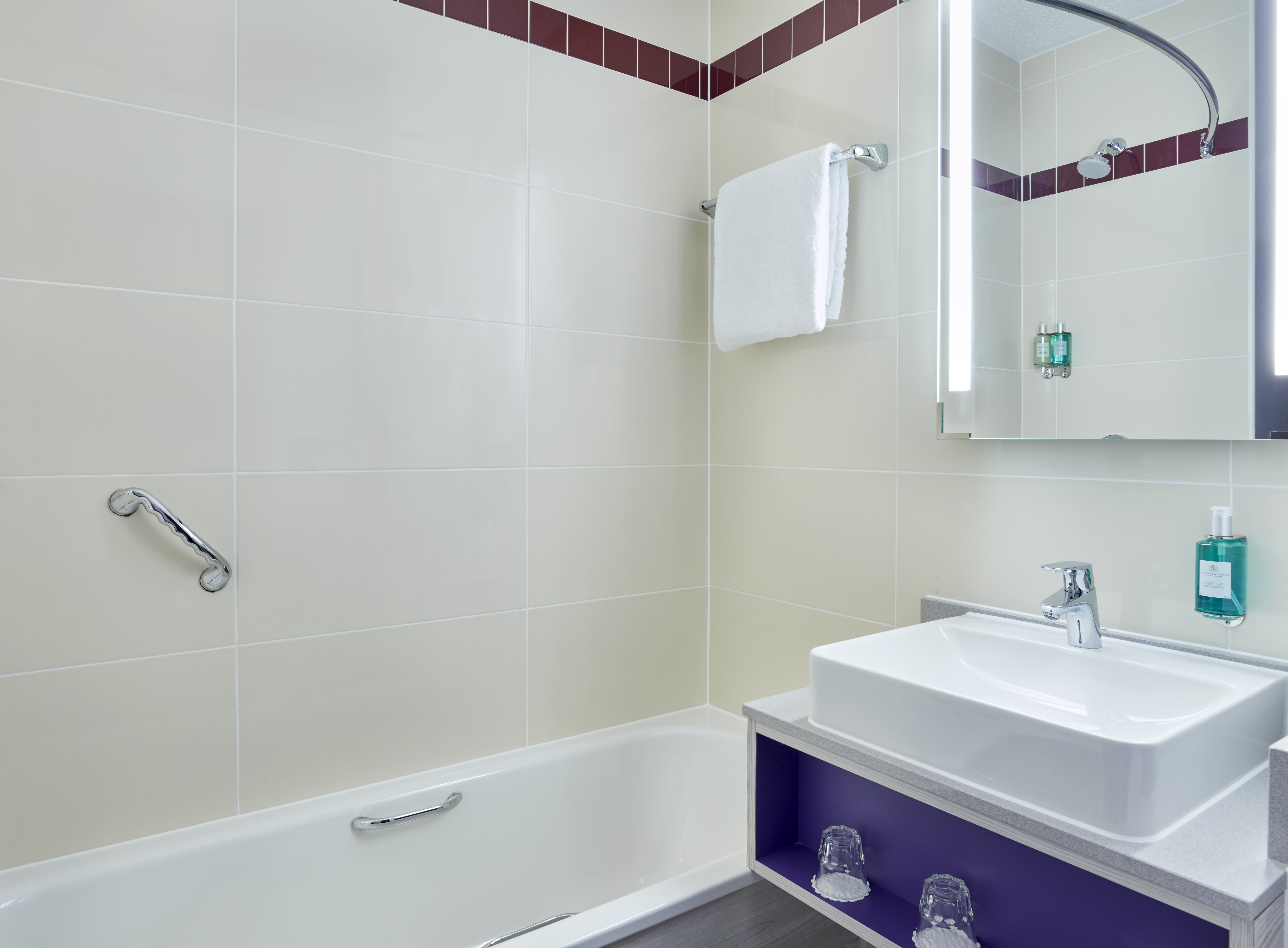 Leonardo Hotel Exeter-guestroom-Leonardo Hotel Exeter Standard Bathroom.jpg