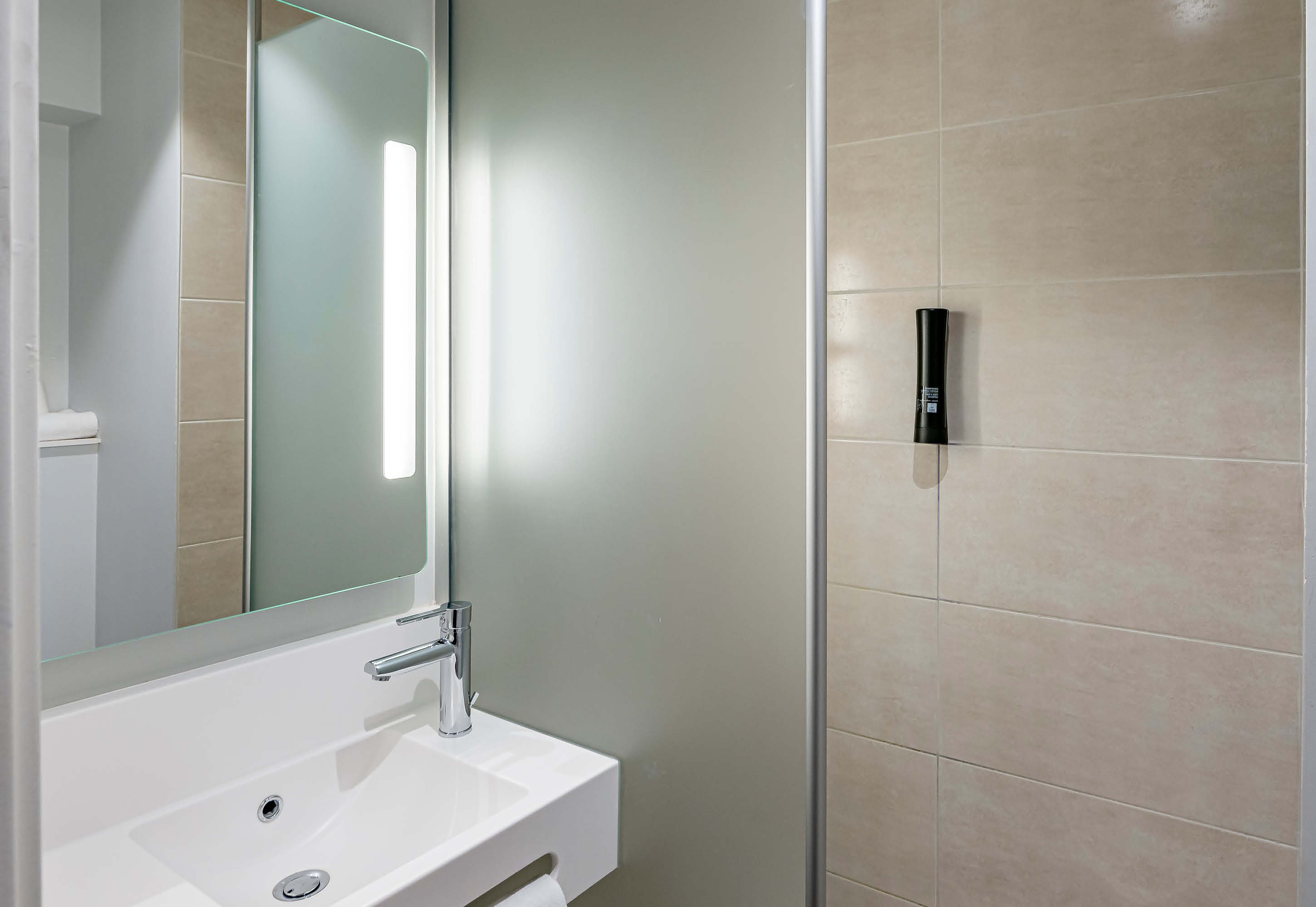 B&B HOTEL BORDEAUX BASSINS A FLOT-guestroom-Bathroom.jpg