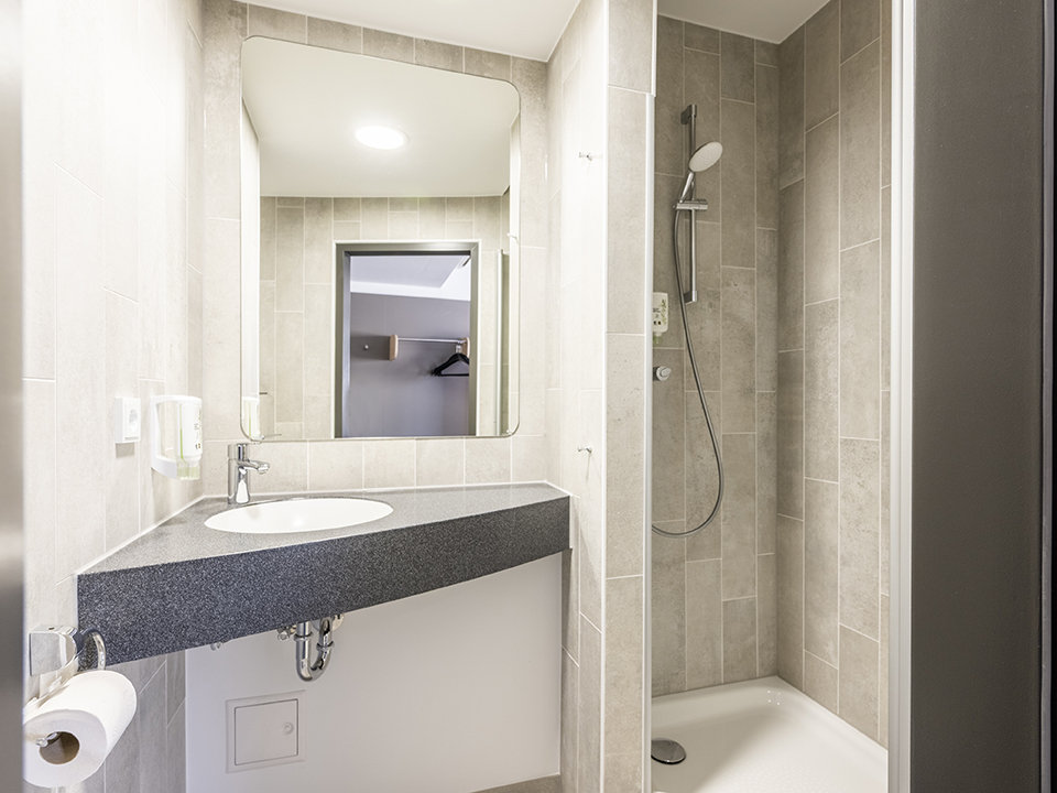 B&B HOTEL SCHWEINFURT SUD-guestroom-Bathroom.jpg