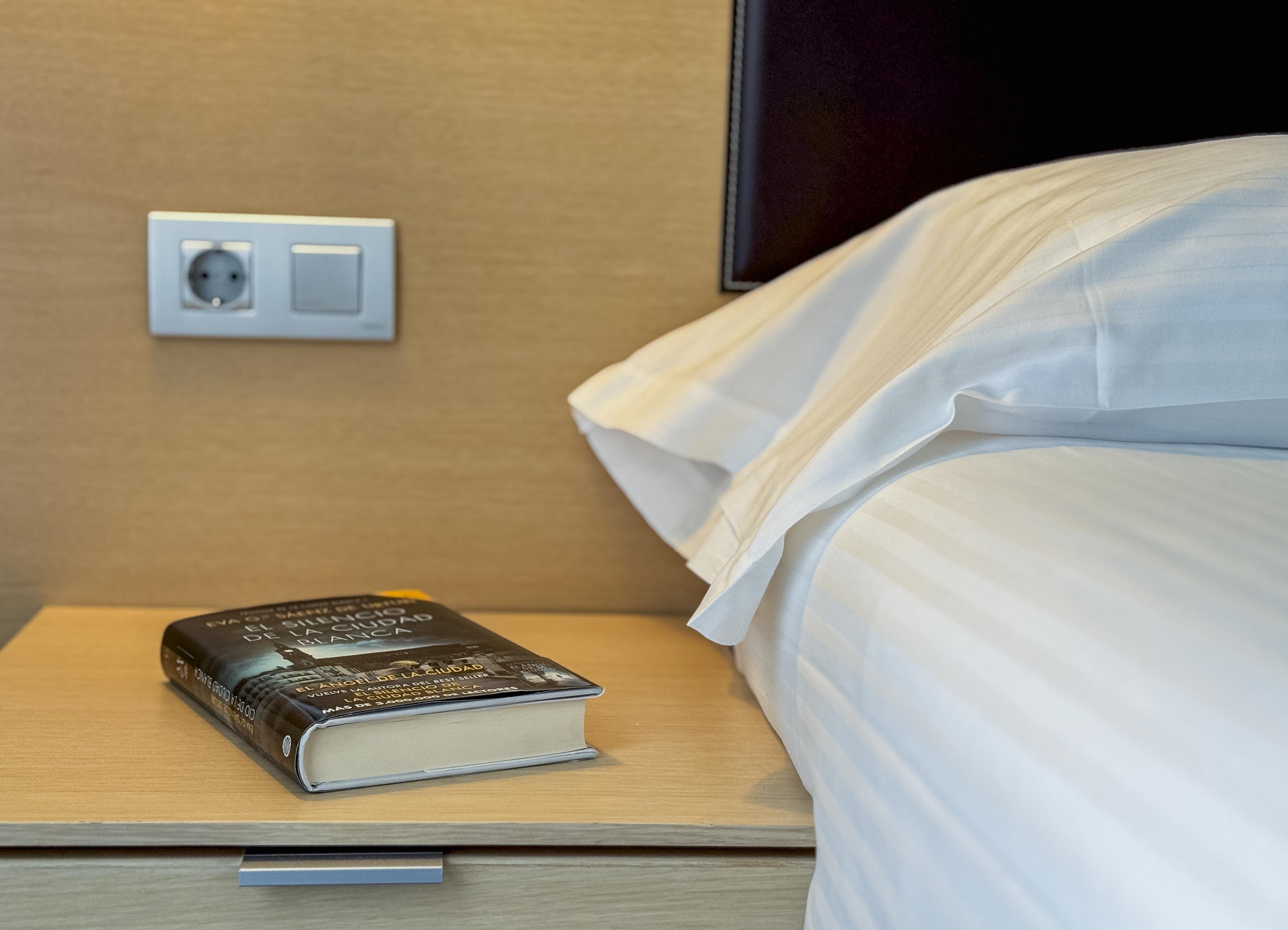 Hotel Jardines de Uleta Suites-guestroom-LibroCiudadBlanca.jpg