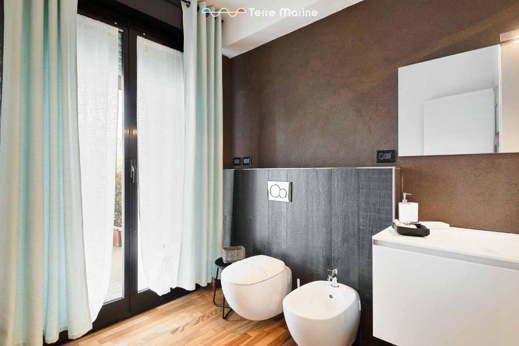 LA ROSA DEL GOLFO DEI POETI-guestroom-BATH.jpg