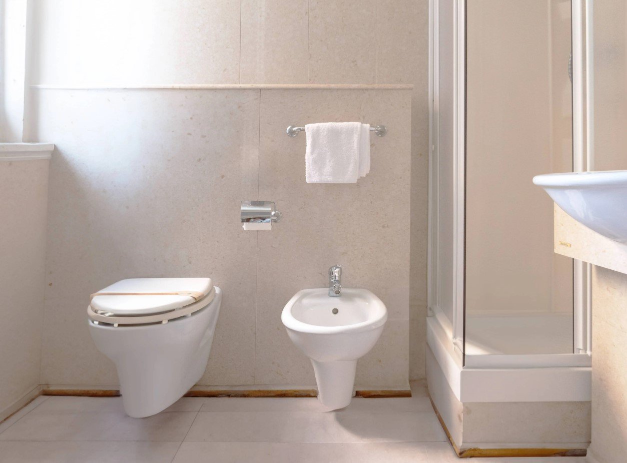 B&B HOTEL RIVIERA CELLE LIGURE-guestroom-Bath.jpg