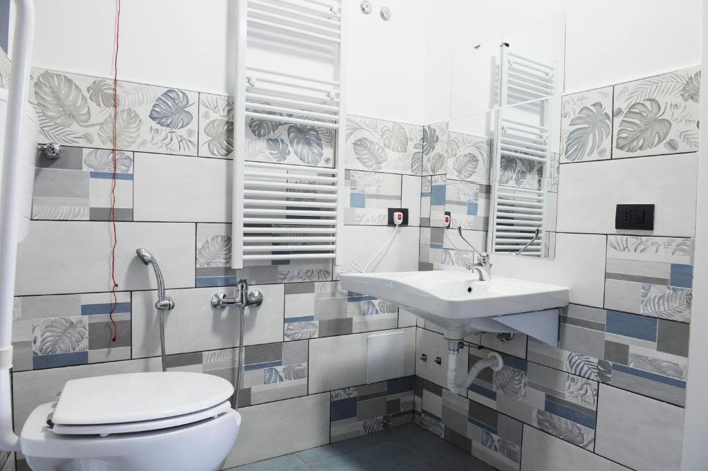 HOTEL RIESCO CESANO-guestroom-BATH.jpg